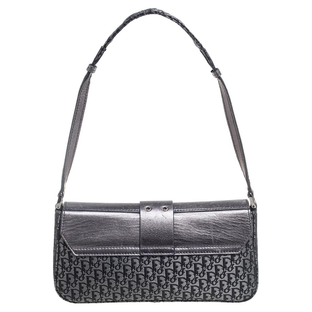 Add the right accessory to your look with this Street Chic shoulder bag from Dior. It comes crafted with grey leather and oblique canvas. It features a front flap attached to which is a belt strap carrying a logo plaque. The frontal flap opens to a