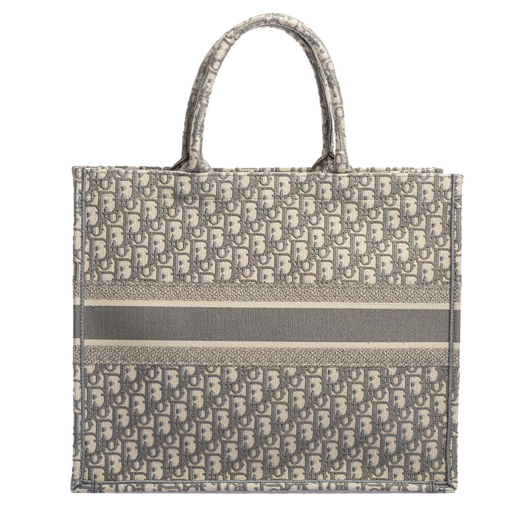 La Book tote di Dior è diventata subito un cult dopo la sua presentazione. L'estetica sublime e la silhouette della tote riflettono tutto ciò che rappresenta il DNA del marchio Dior. Progettata per trasportare tutti i tuoi oggetti essenziali