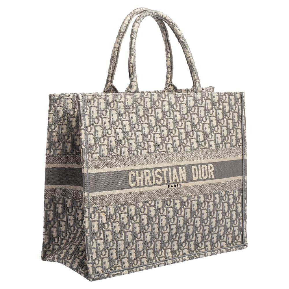 Tote libro in tela grigia obliqua Dior In condizioni buone a Dubai, Al Qouz 2