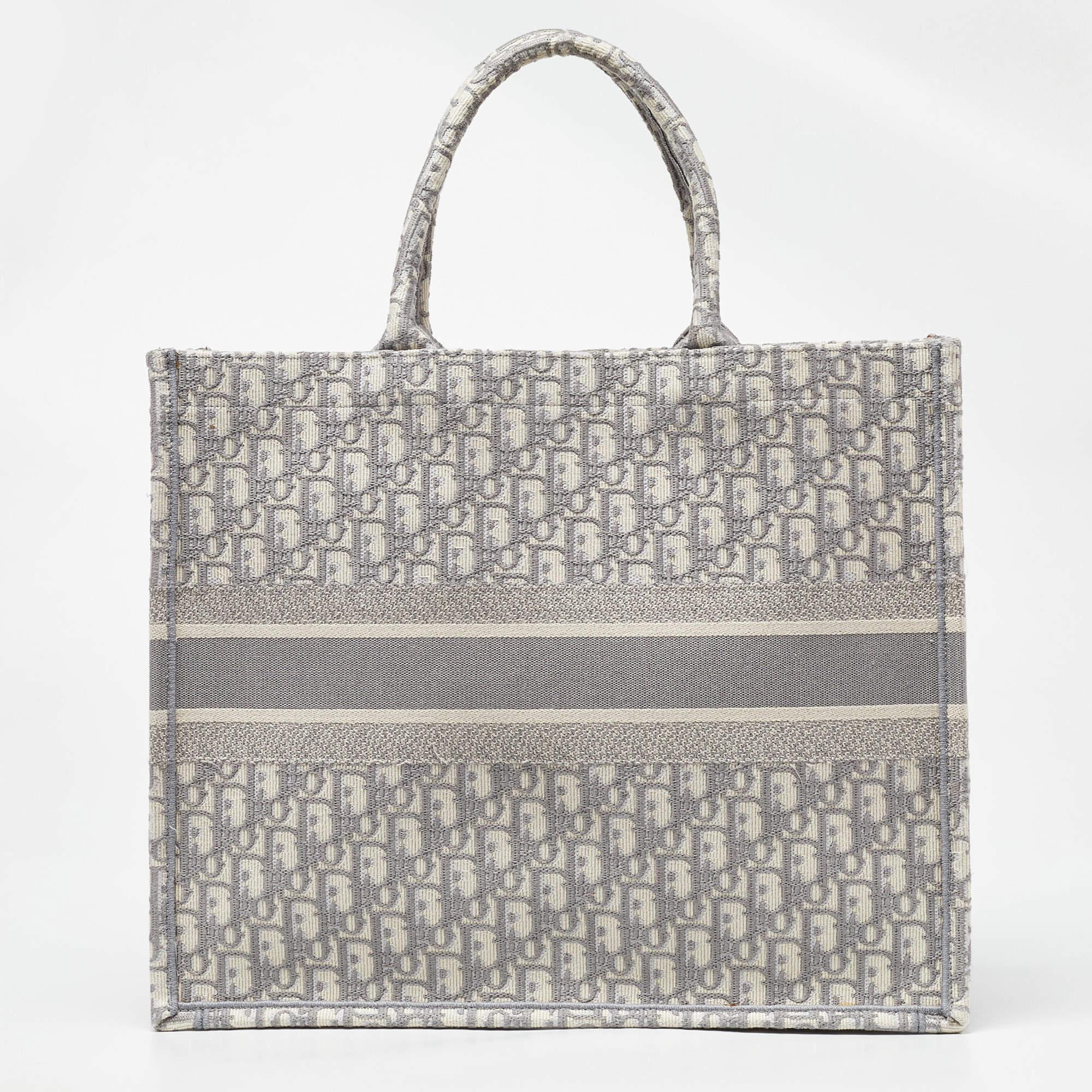 Dior Grey Oblique Canvas Large Book Tote In Good Condition For Sale In Dubai, Al Qouz 2