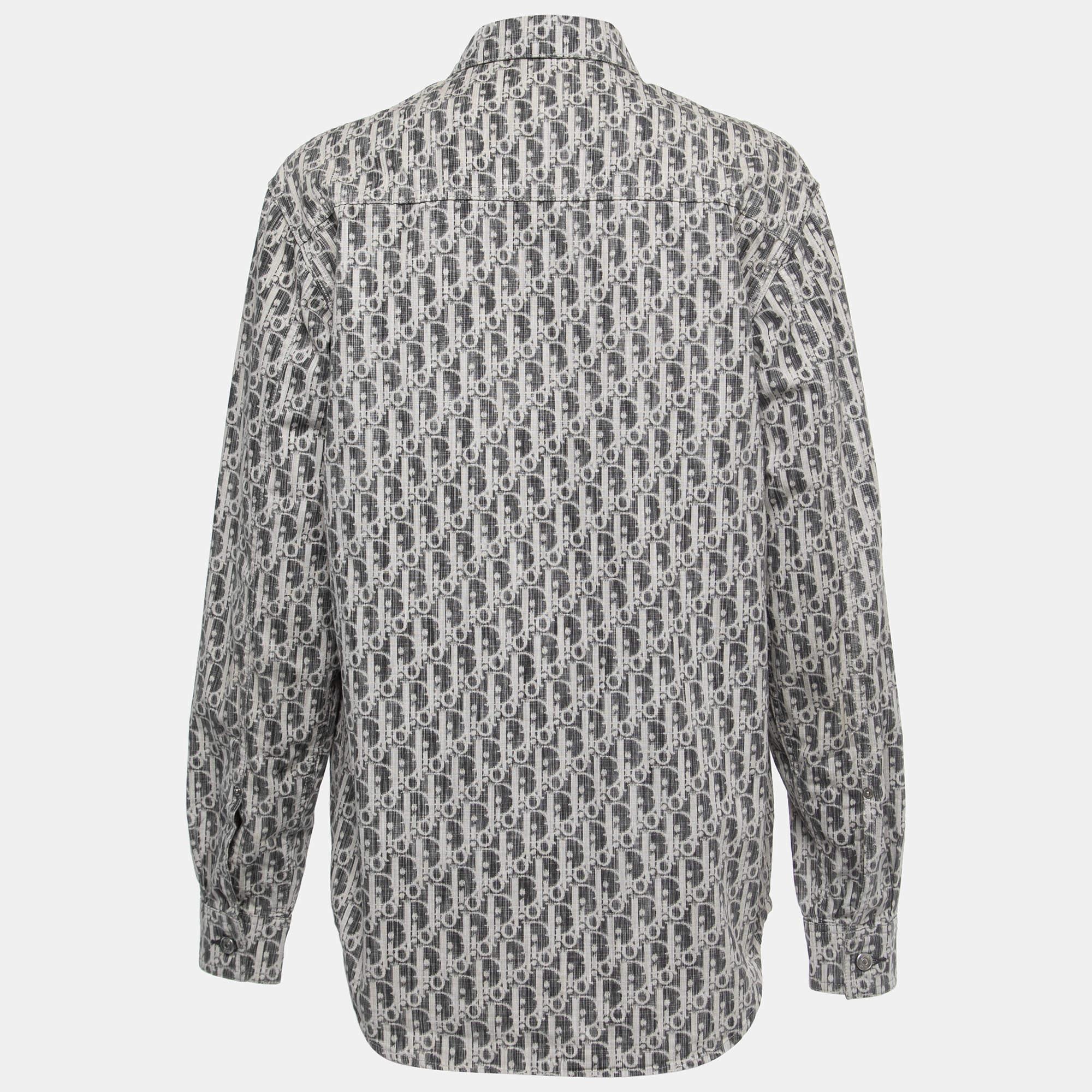 Les chemises sont un élément indispensable de la garde-robe, c'est pourquoi cette marque vous propose une création à la fois polyvalente et élégante. Il a été confectionné à partir de matériaux de qualité dans une teinte polyvalente. La chemise est