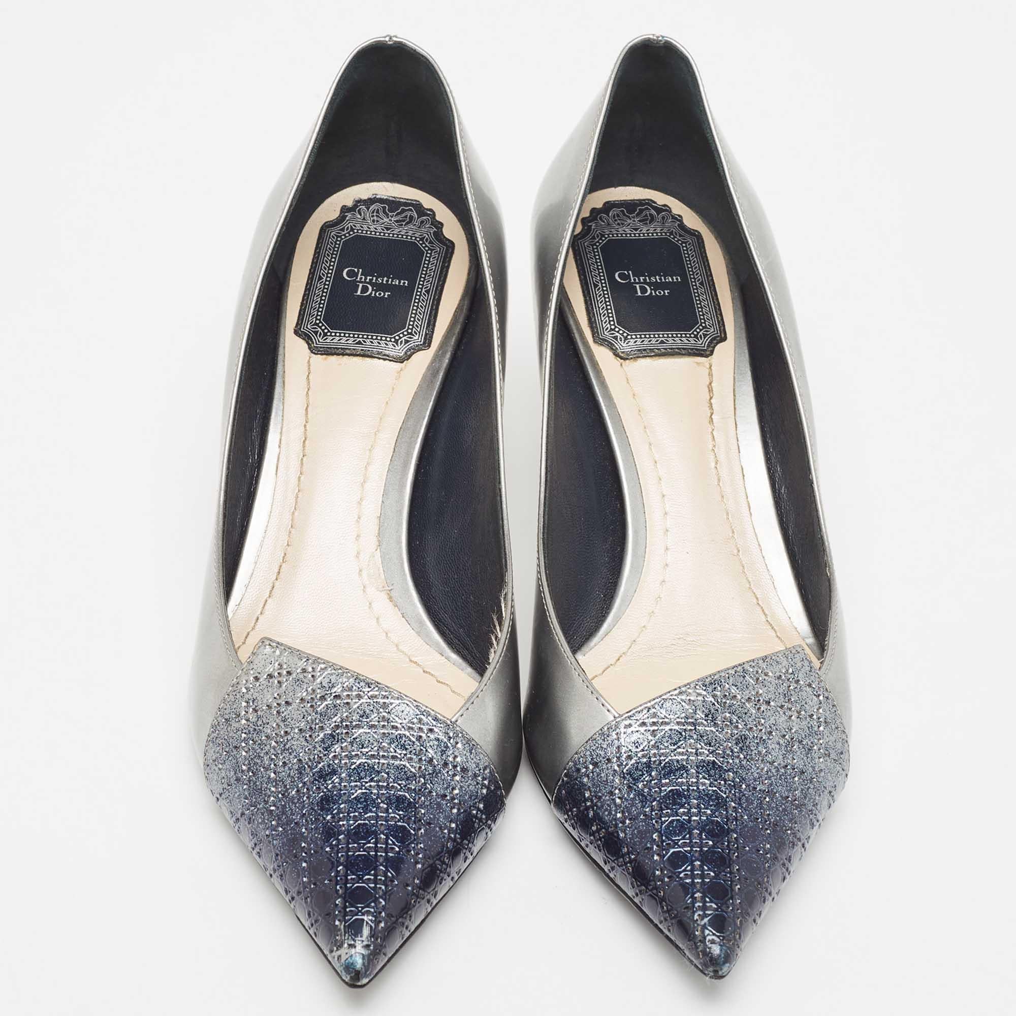 Faites preuve de chic avec ces escarpins de créateur. Elles présentent des talons robustes et des semelles durables, parfaits pour vos sorties à la mode !

Comprend
Pochette d'origine, boîte d'origine, livret d'information, embouts de talon