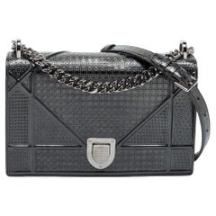 Dior Medium Diorama Umhängetasche aus grauem Lackleder