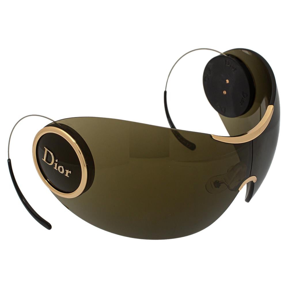 Make your outings more playful with these Dior Sport1 visor sunglasses! They have been crafted from acetate and gold-tone metal and styled with 'DIOR' emblems on the sides. They come with retractable temple arms and are perfect for your sunny days