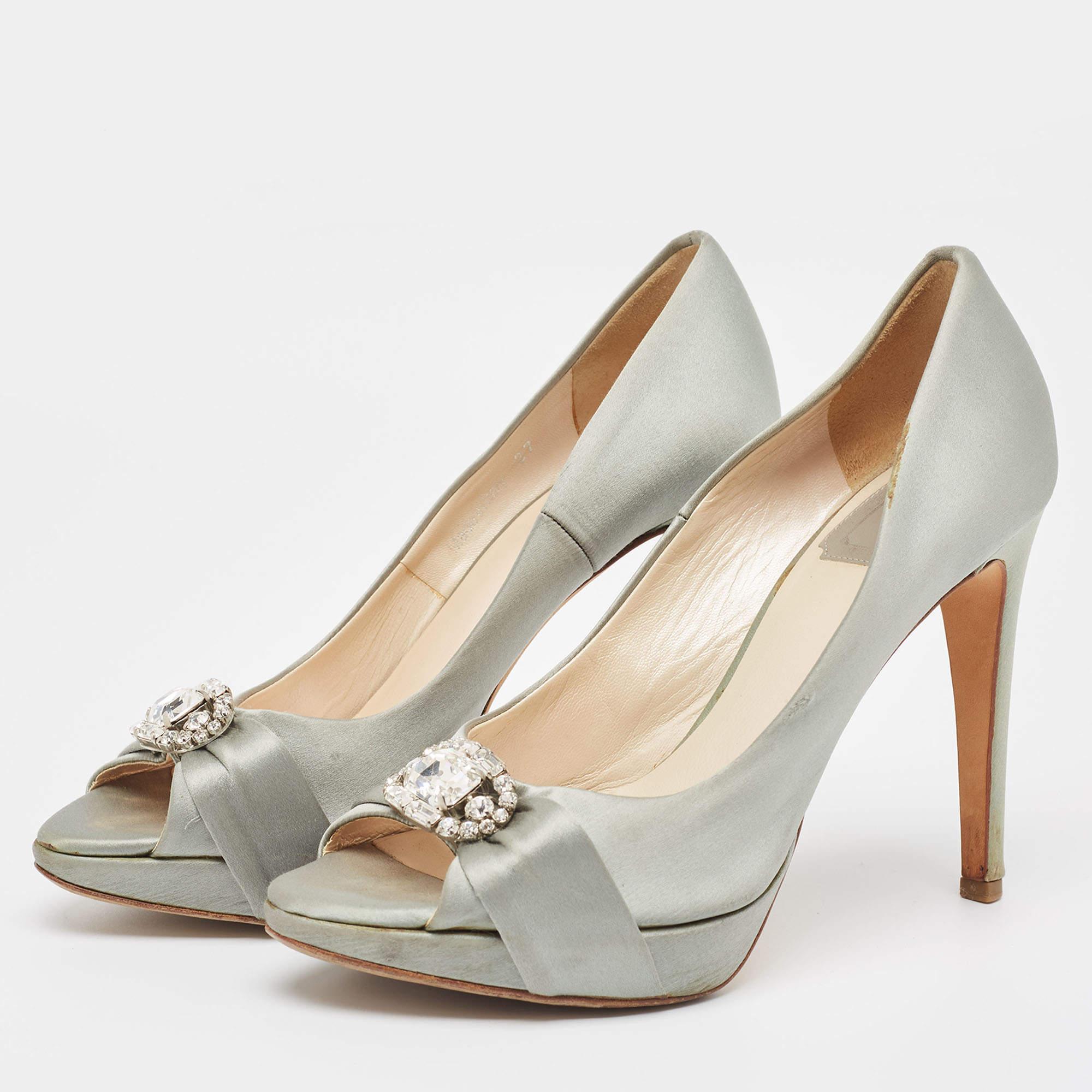 Entdecken Sie die Eleganz der Schuhe mit diesen Designer-Pumps für Damen. Diese sorgfältig entworfenen Absätze vereinen Mode und Komfort und sorgen dafür, dass Sie in jeder Umgebung glänzen.