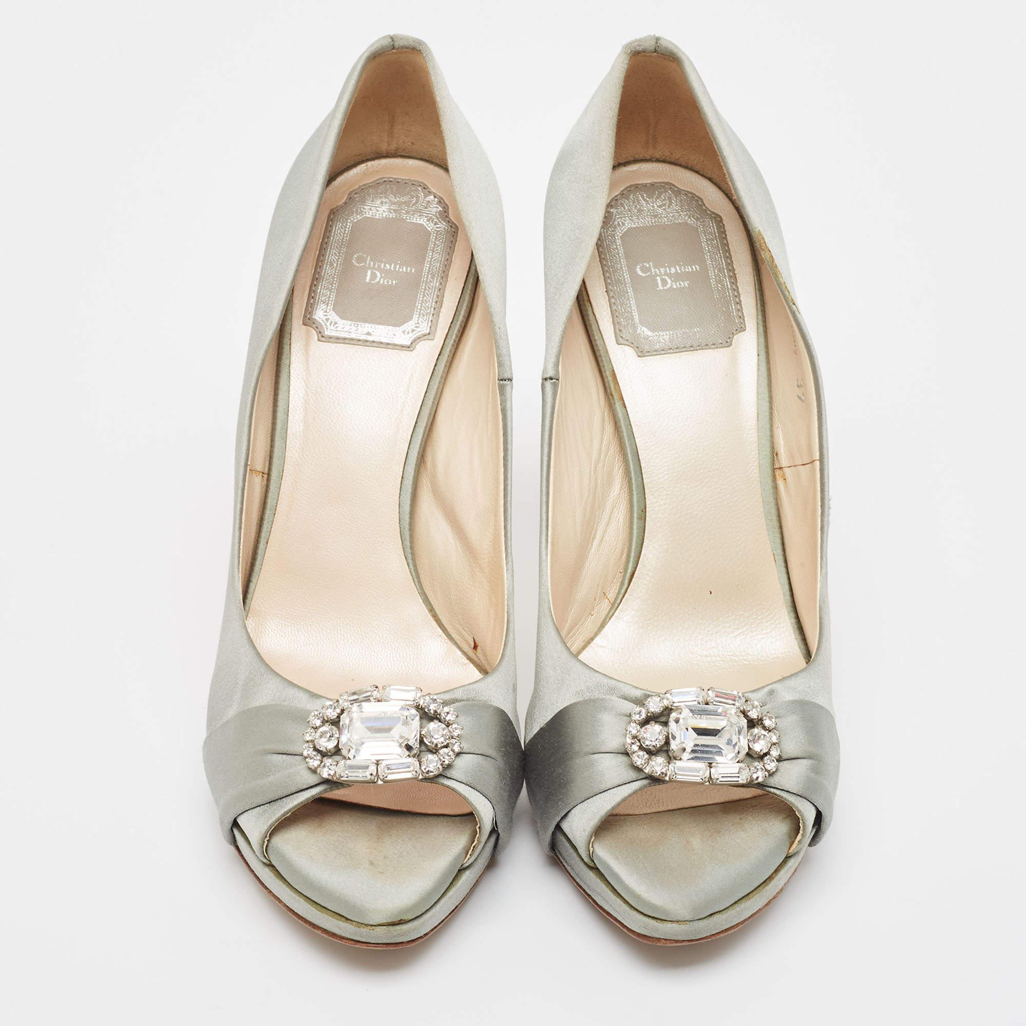 Dior Graue Satin-Pumps mit Kristallverzierung und Peep Toe Größe 37 im Zustand „Gut“ im Angebot in Dubai, Al Qouz 2