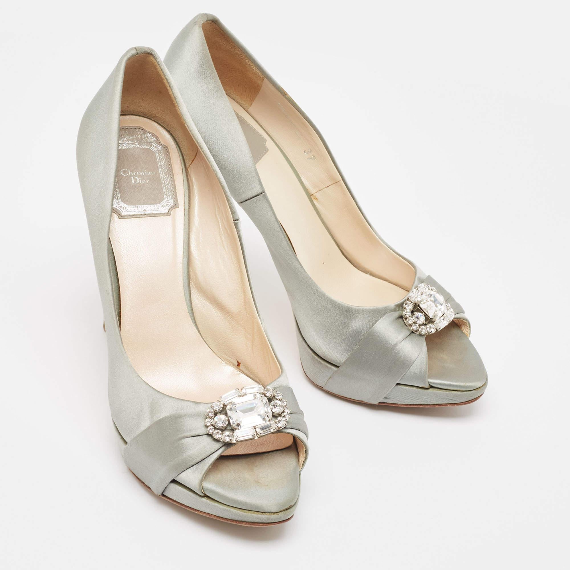 Dior Graue Satin-Pumps mit Kristallverzierung und Peep Toe Größe 37 Damen im Angebot