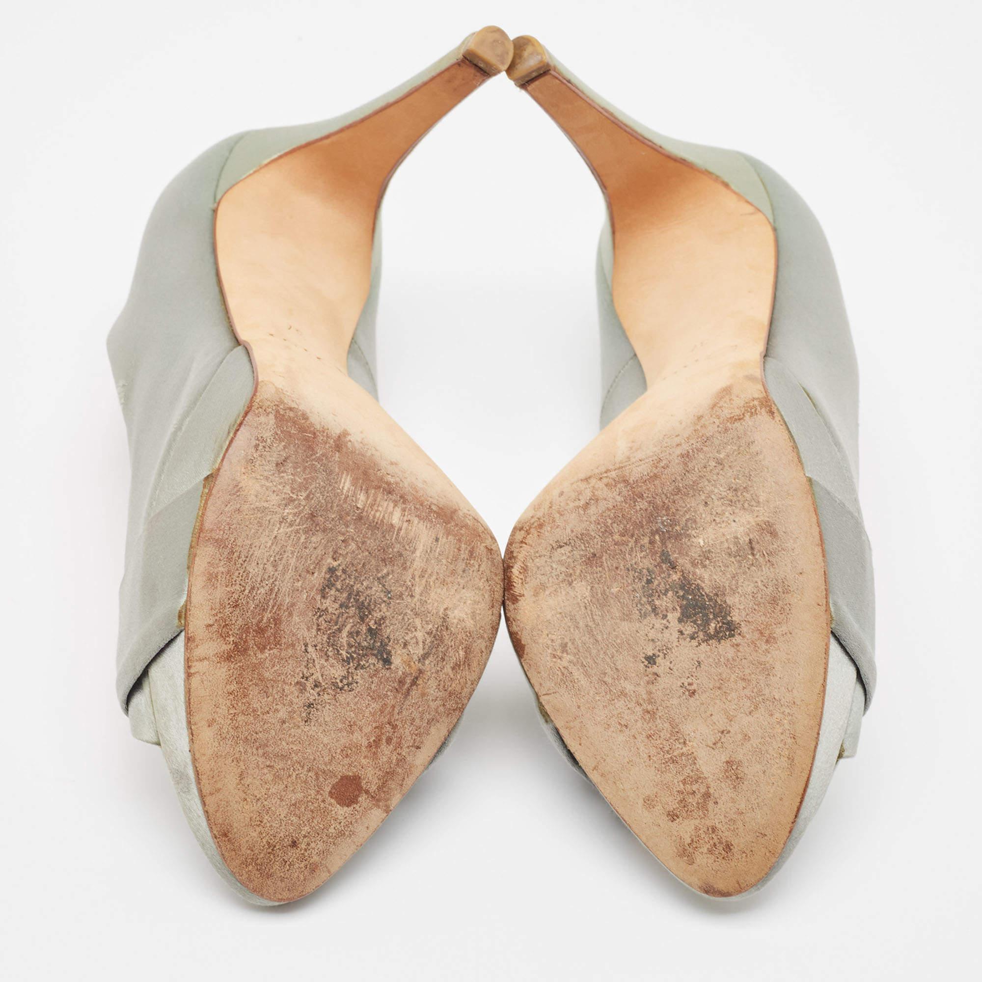 Dior Graue Satin-Pumps mit Kristallverzierung und Peep Toe Größe 37 im Angebot 2