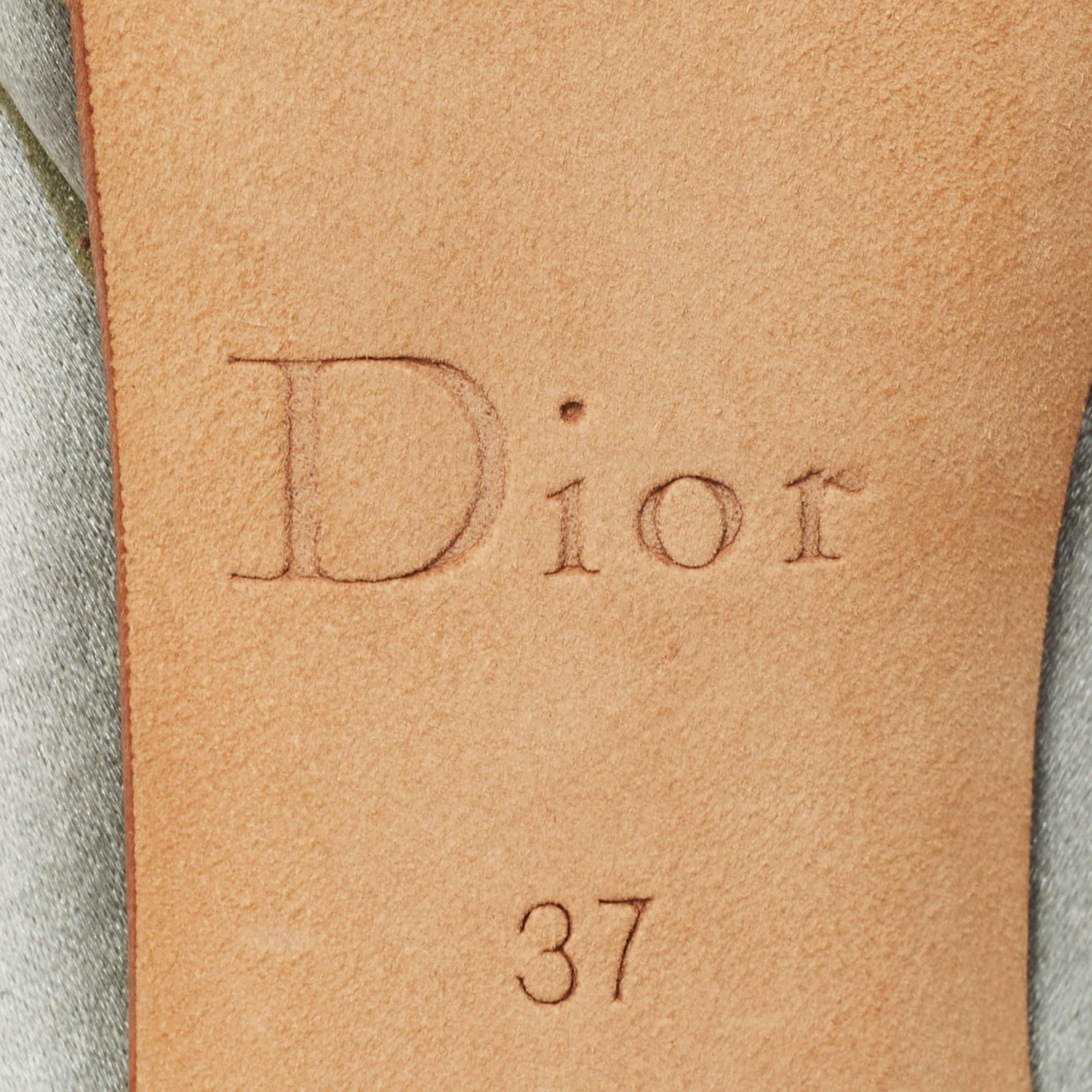 Dior Graue Satin-Pumps mit Kristallverzierung und Peep Toe Größe 37 im Angebot 3