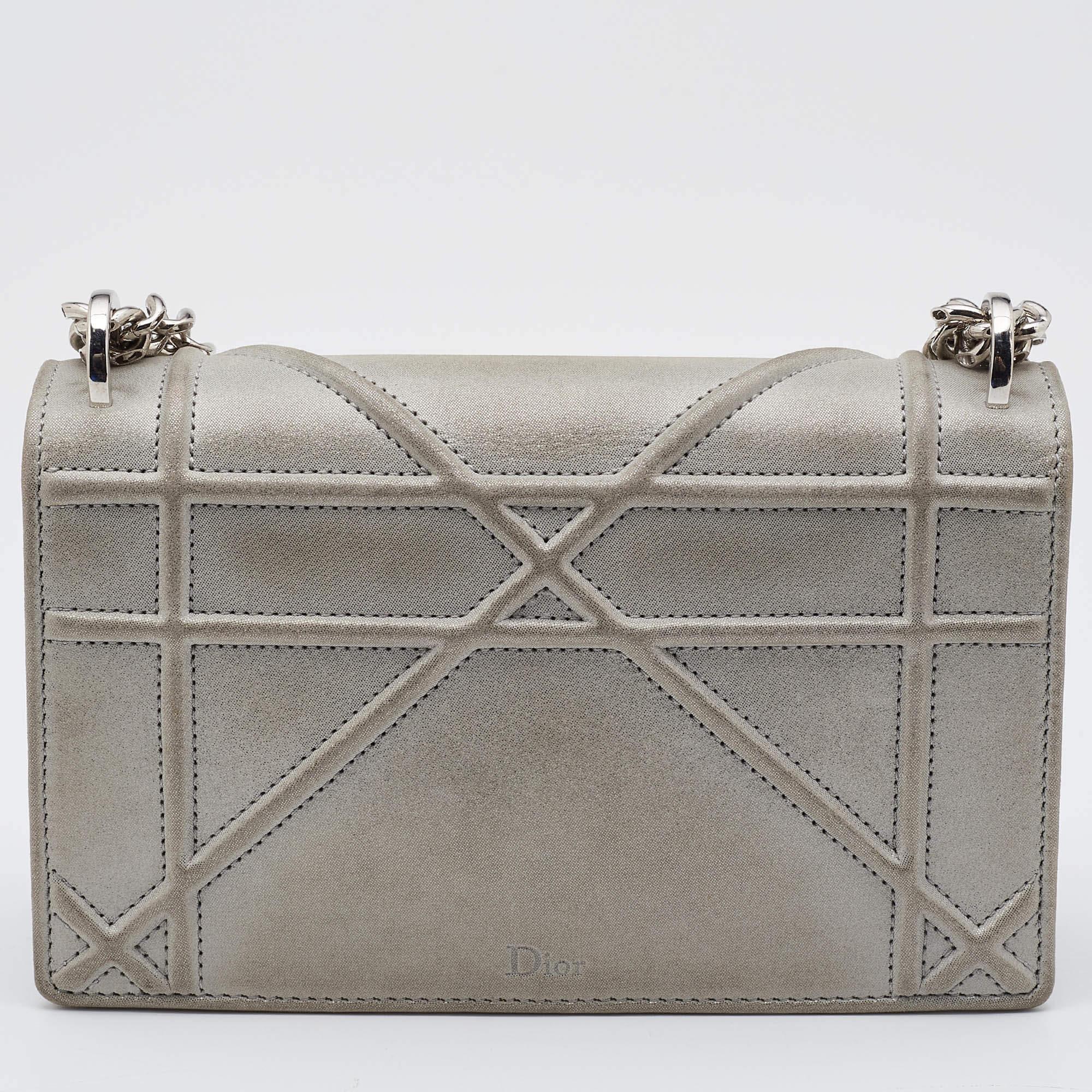 Express your personal style with this high-end crossbody bag. Crafted from quality materials, it has been added with fine details and is finished perfectly. It features a well-sized interior.

