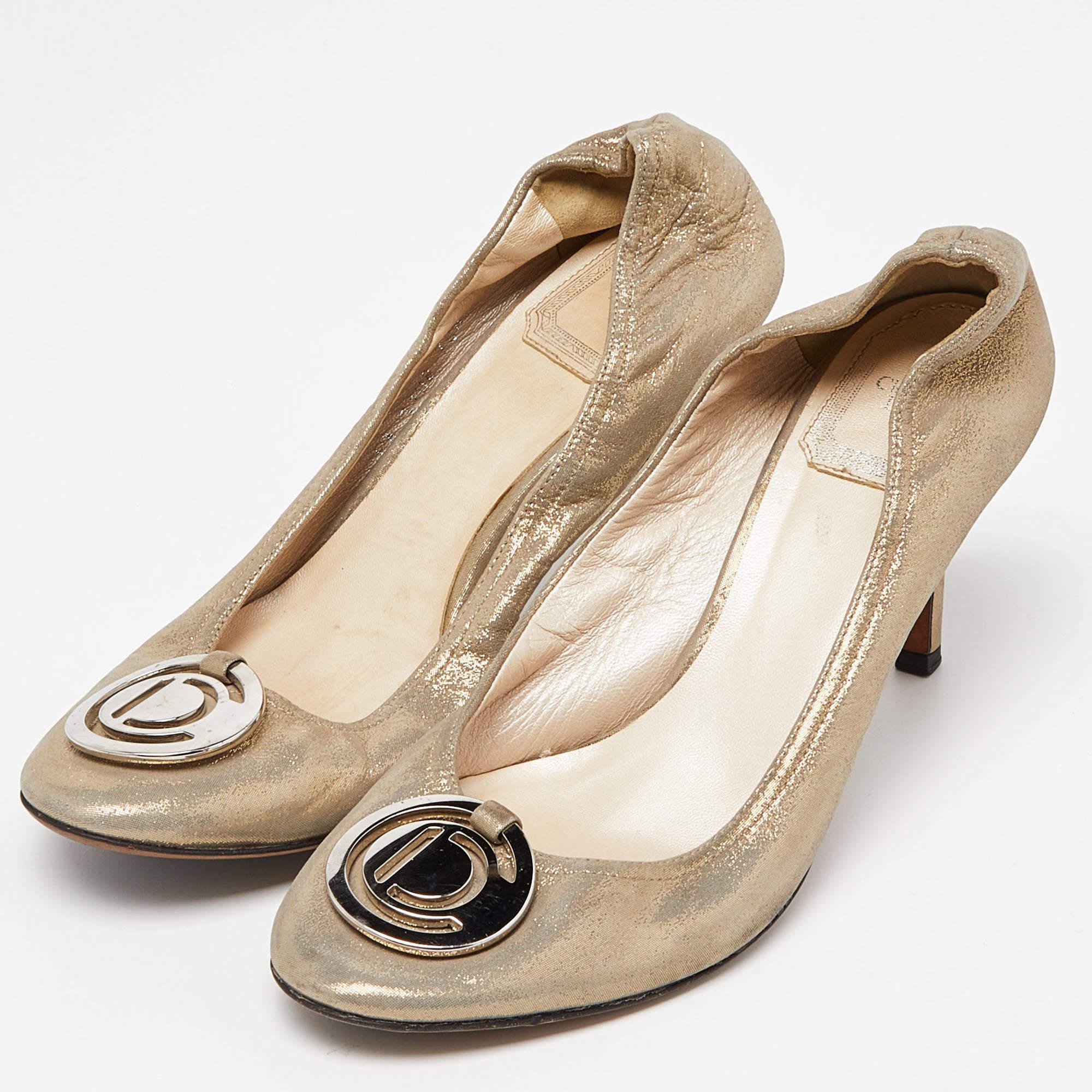 Faites preuve de chic avec ces escarpins de créateur. Ils présentent des talons robustes et des semelles durables, parfaits pour vos sorties à la mode.