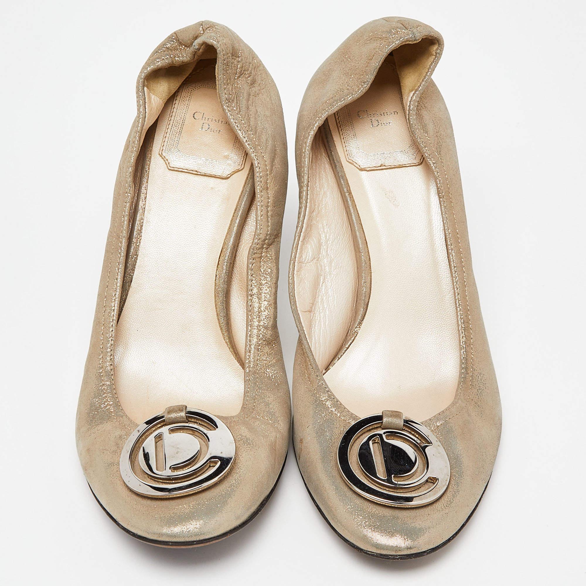 Marron Dior escarpins à bout pointu en daim gris chatoyant, taille 36,5 en vente