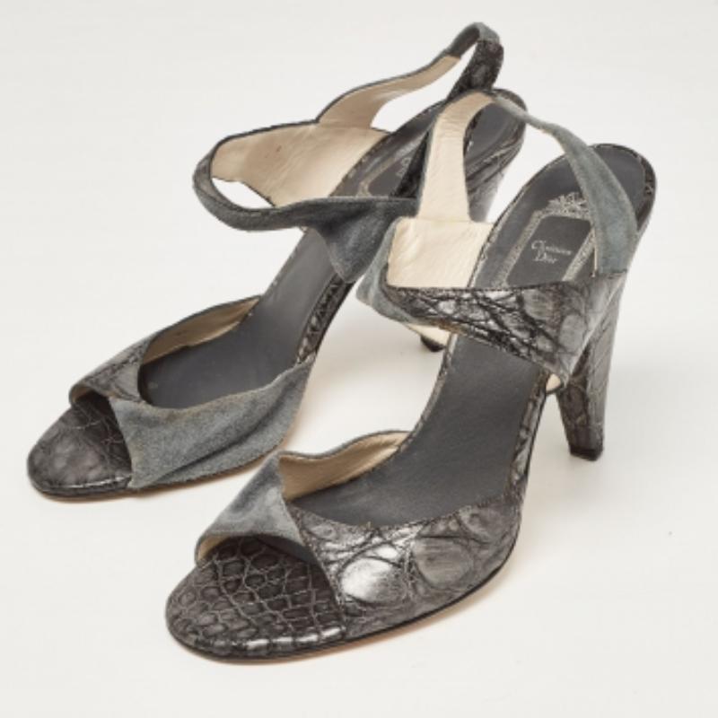 Questo bellissimo paio di sandali ti regalerà una camminata sicura e confortevole. Con un tacco di 10 cm, questi sandali slingback ultra eleganti sono perfetti per ogni stagione. Il paio di Dior sarà un acquisto prezioso.