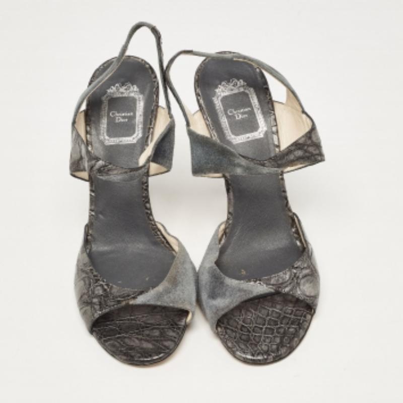 Dior Grigio/Argento Sandali Slingback in pelle scamosciata e goffrata Taglia 39,5 In condizioni buone in vendita a Dubai, Al Qouz 2