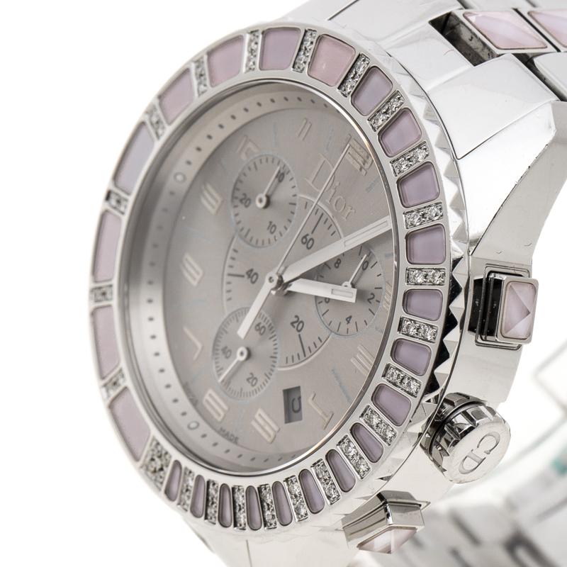 Coming from the house of Dior, this Christal watch is a delight to own. It features a grey stainless steel body with diamond stud detailing on it. The dial is detailed with three sub-dials, silver-tone hands and Arabic numerals. Style with your