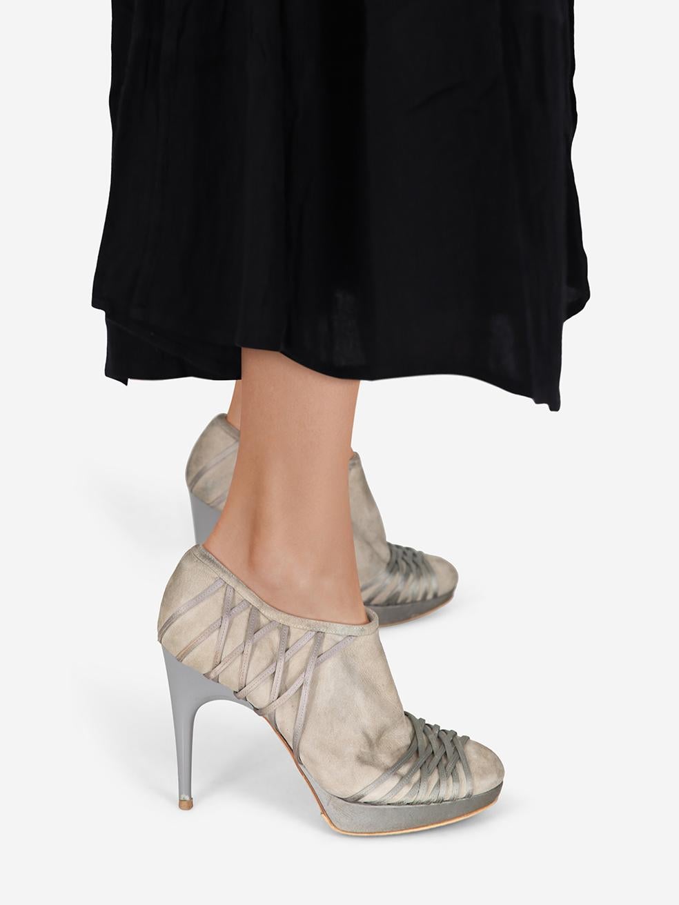 L'ÉTAT est bon. Les talons présentent une légère usure. Légères traces d'usure sur les deux plates-formes où le tissage a été arraché. Abrasion sur les deux talons. Décoloration sur la plate-forme gauche, la boîte à orteils, la ligne supérieure et
