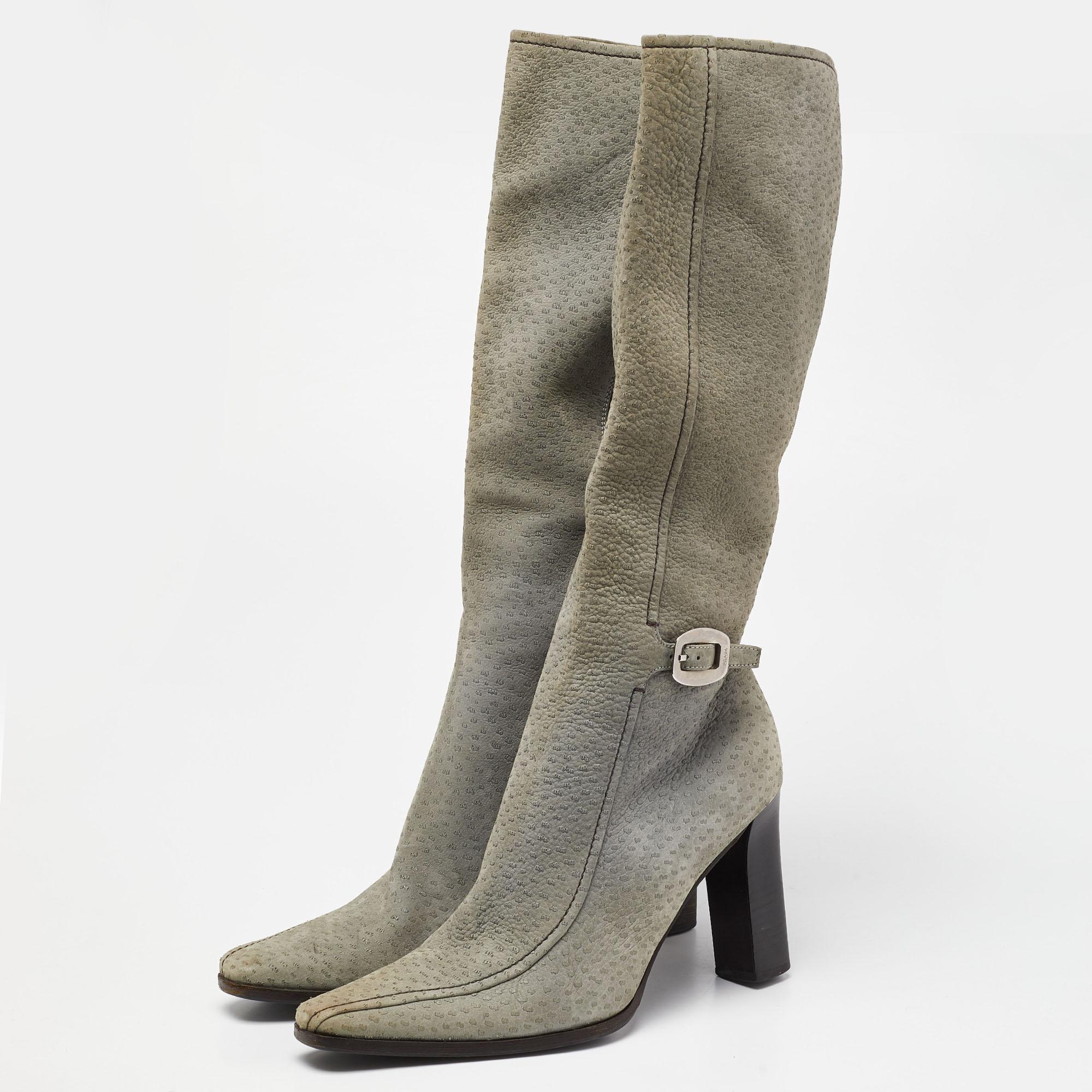Enjoy the most fashionable days with these stylish boots. Modern in design and craftsmanship, they are fashioned to keep you comfortable and chic!