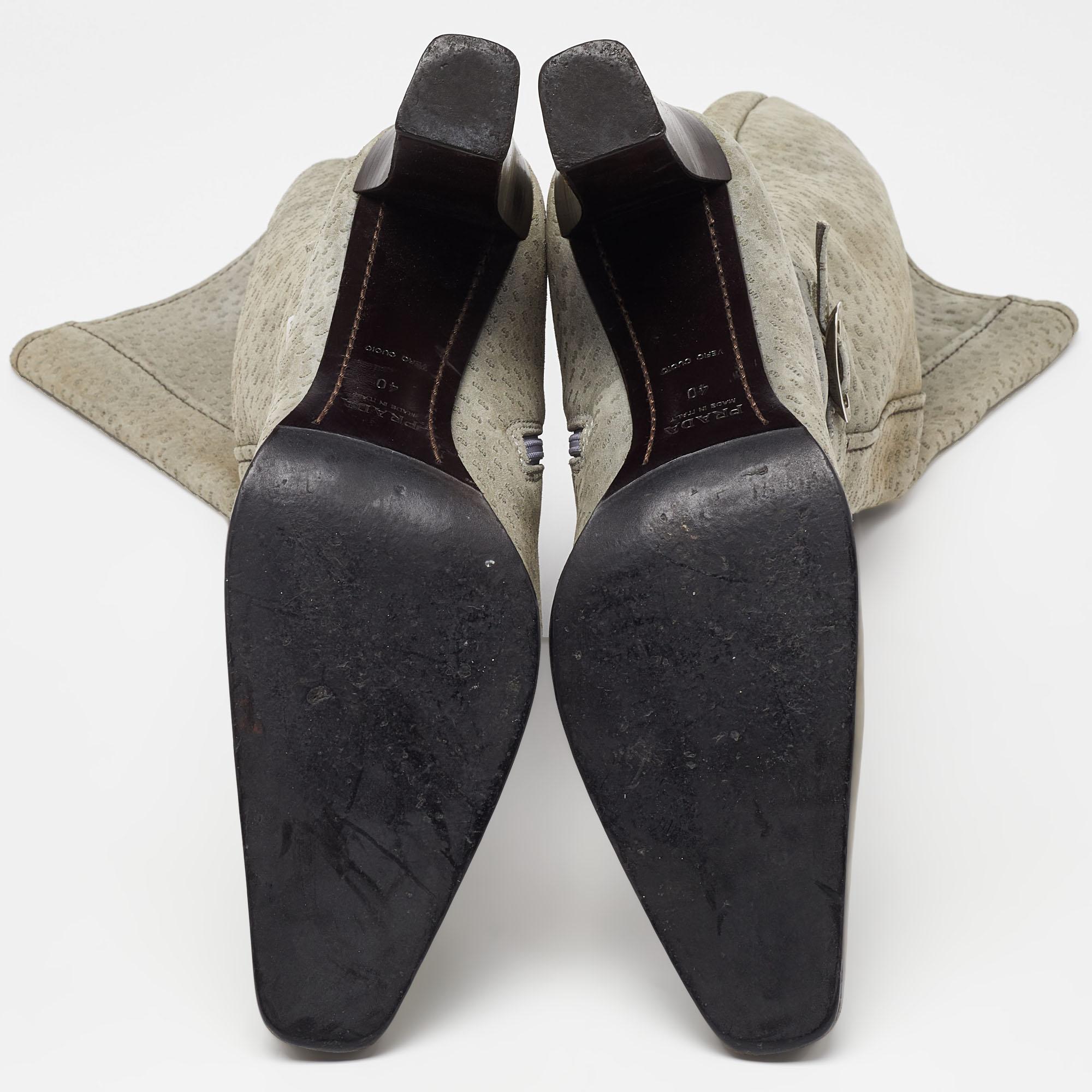 Dior - Bottes en cuir gris texturé à nubuck, longueur genou, taille 40 en vente 1