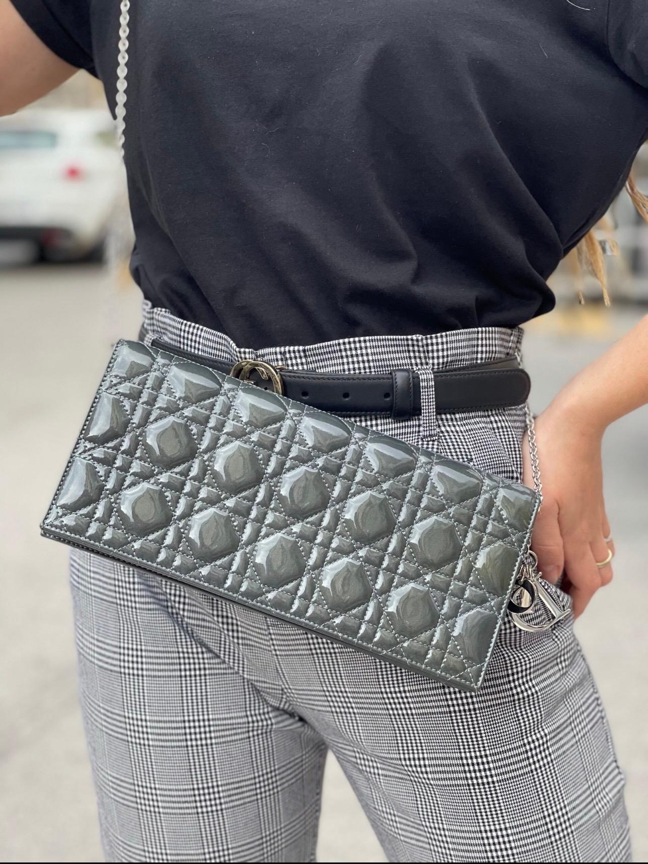 Dior Lady Dior model clutch in gray patent leather with silver hardware.
Equipped with removable chain shoulder strap.
Button closure, internally capacious for the essential.
The product is in excellent condition.