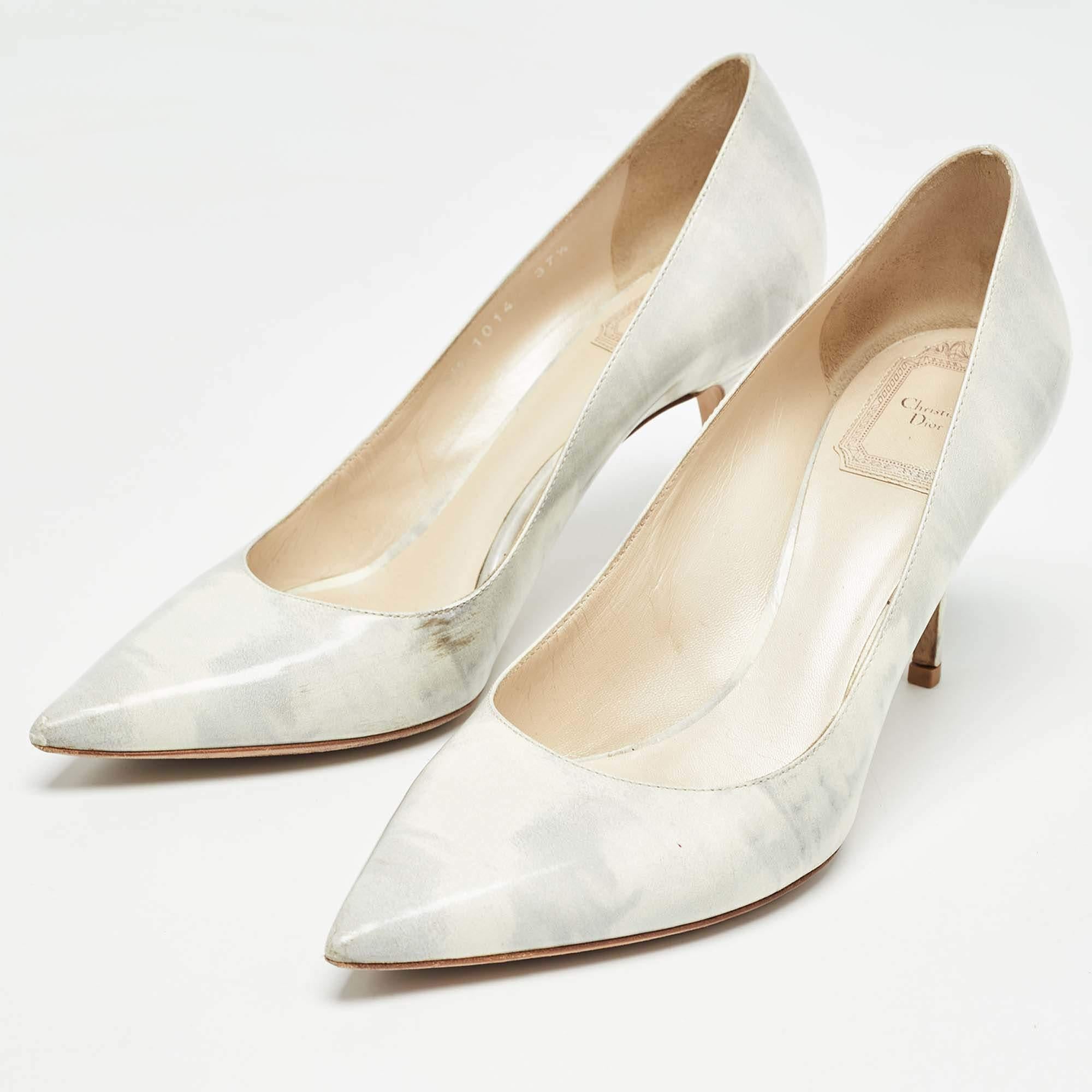 Exhibit an elegant style with this pair of pumps. These elegant shoes are crafted from quality materials. They are set on durable soles and sleek heels.