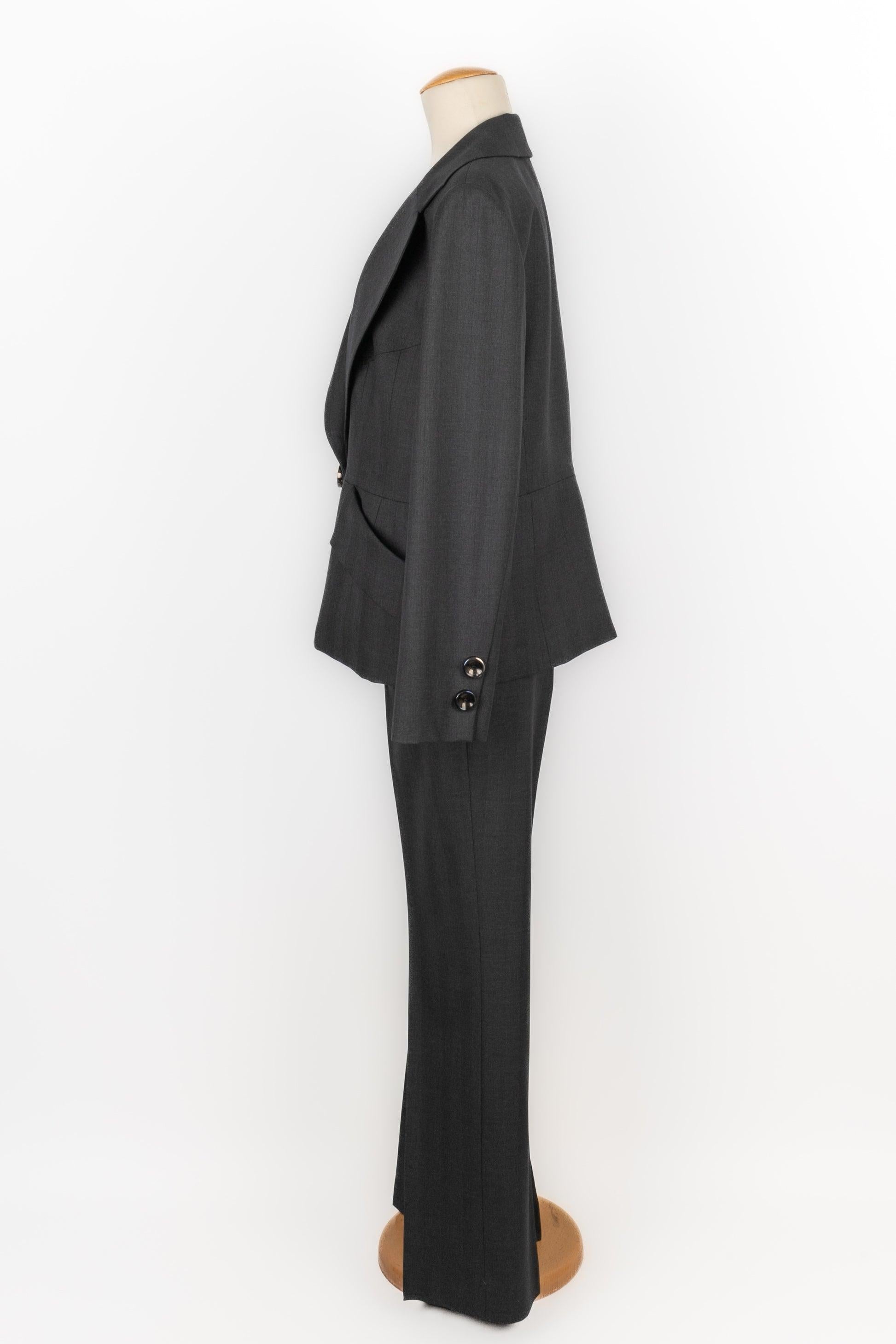 Christian Dior - (Made in France) Grey wool pant suit with a silk lining. Size 44FR.

Additional information:
Condition: Very good condition
Dimensions: Jacket: Shoulder width: 44 cm - Sleeve length: 60 cm - Length: 70 cm
Pants: Waist: 45 cm -