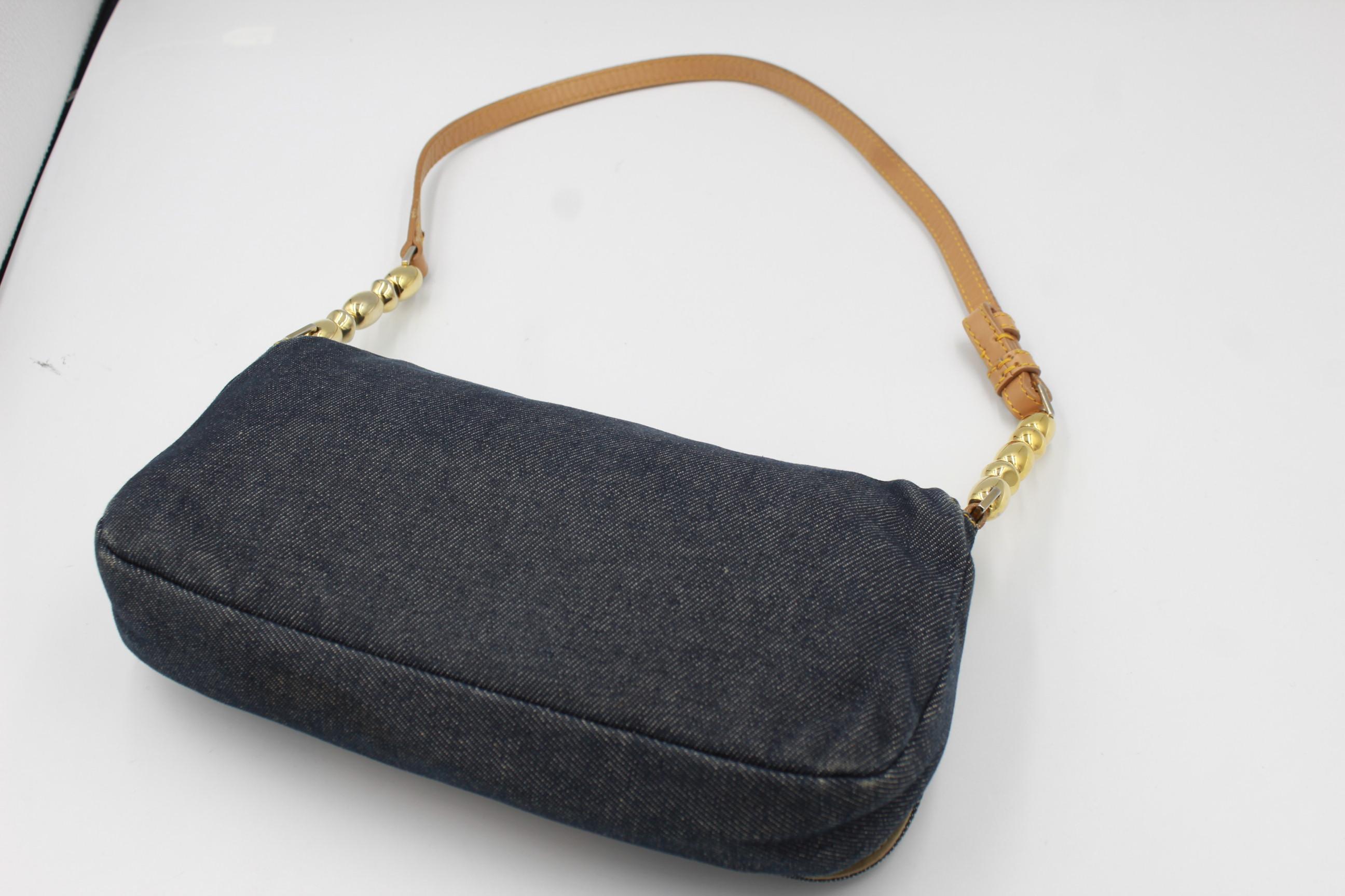 Dior handbag in denim.
Leather finishes.
Good condition.
14cm x 25cm x 4cm
