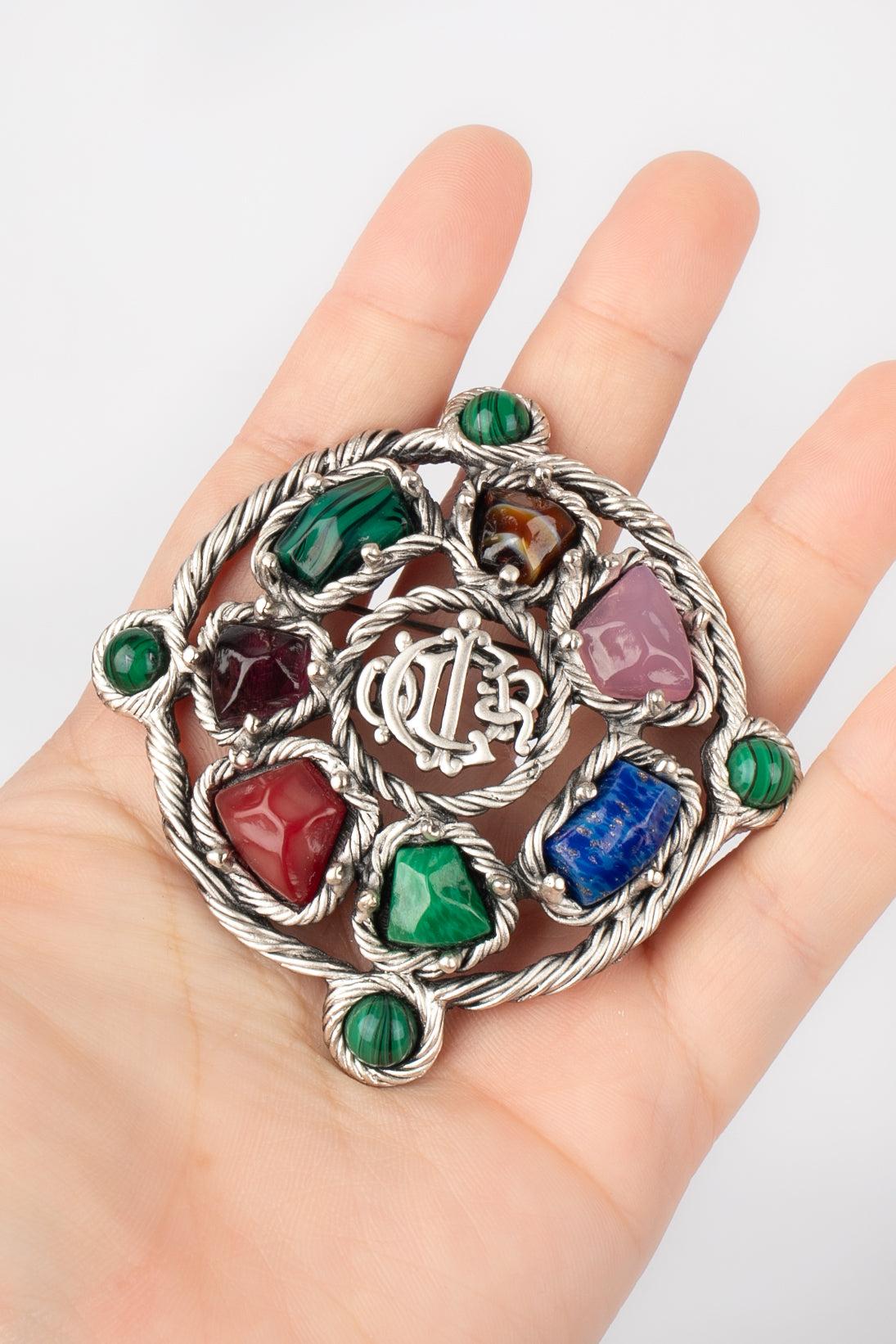 Dior - Silvery metal brooch ornamented with hardstones.
 
 Additional information: 
 Condition: Very good condition
 Dimensions: 7 cm x 7 cm
 
 Seller Reference: BR149