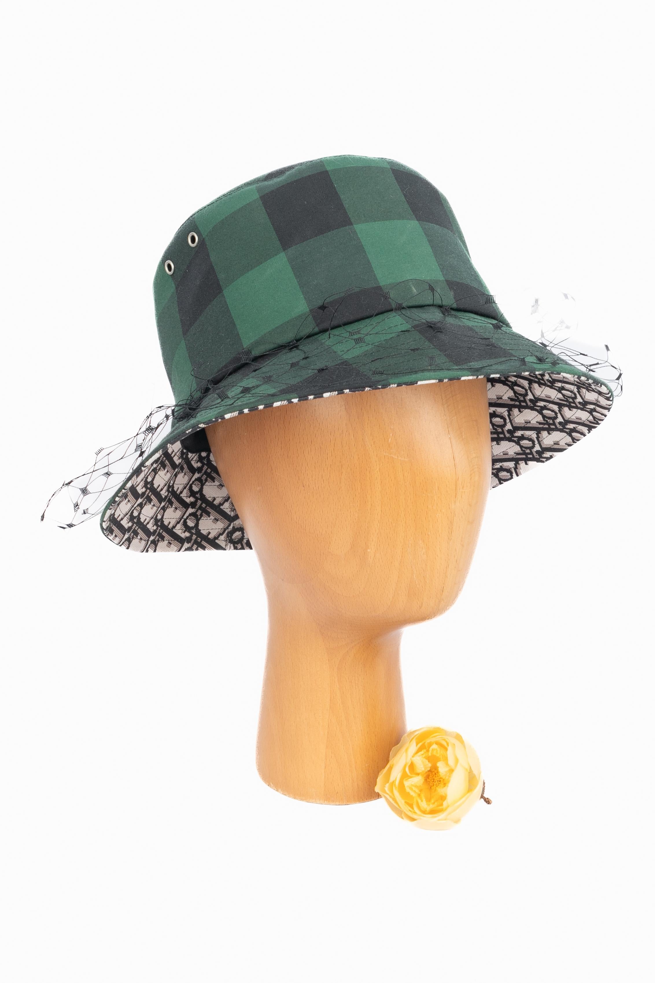 DIOR - (Made in Italy) Checked back and green bucket hat. Inside lapel with monogram. 2019 Fall-Winter Collection under the artistic direction of Maria Grazia Chiuri.

Condition:
Very good condition

Dimensions:
Size 57

SKU:CHP159
