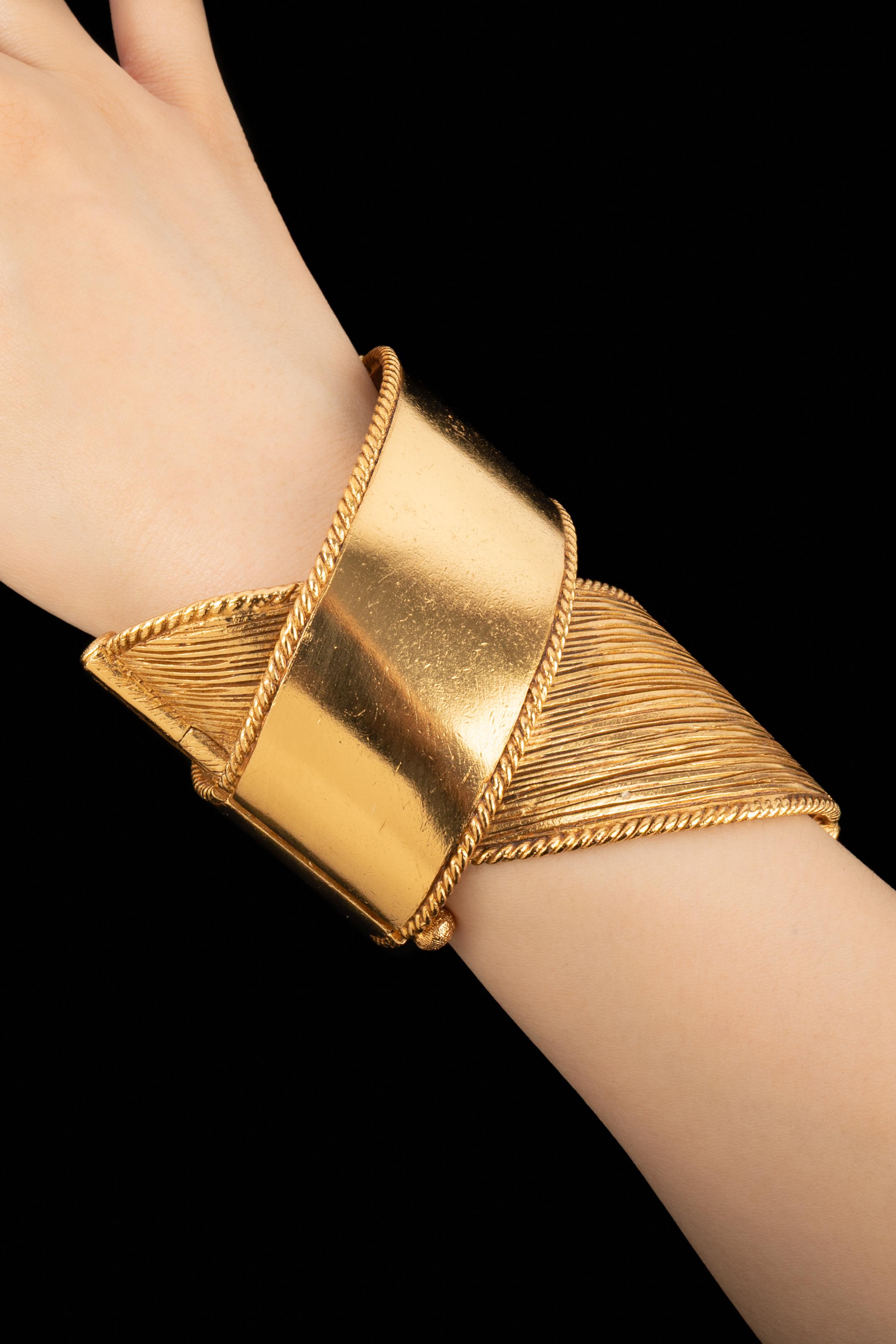 DIOR - (Made in France) Golden metal cuff bracelet. 1993 Spring-Summer Haute Couture Collection under the artistic direction of Gianfranco Ferré.

Condition:
Very good condition

Dimensions:
Diameter: 16 cm - Max. length: 10.5 cm

SKU:BRA117


