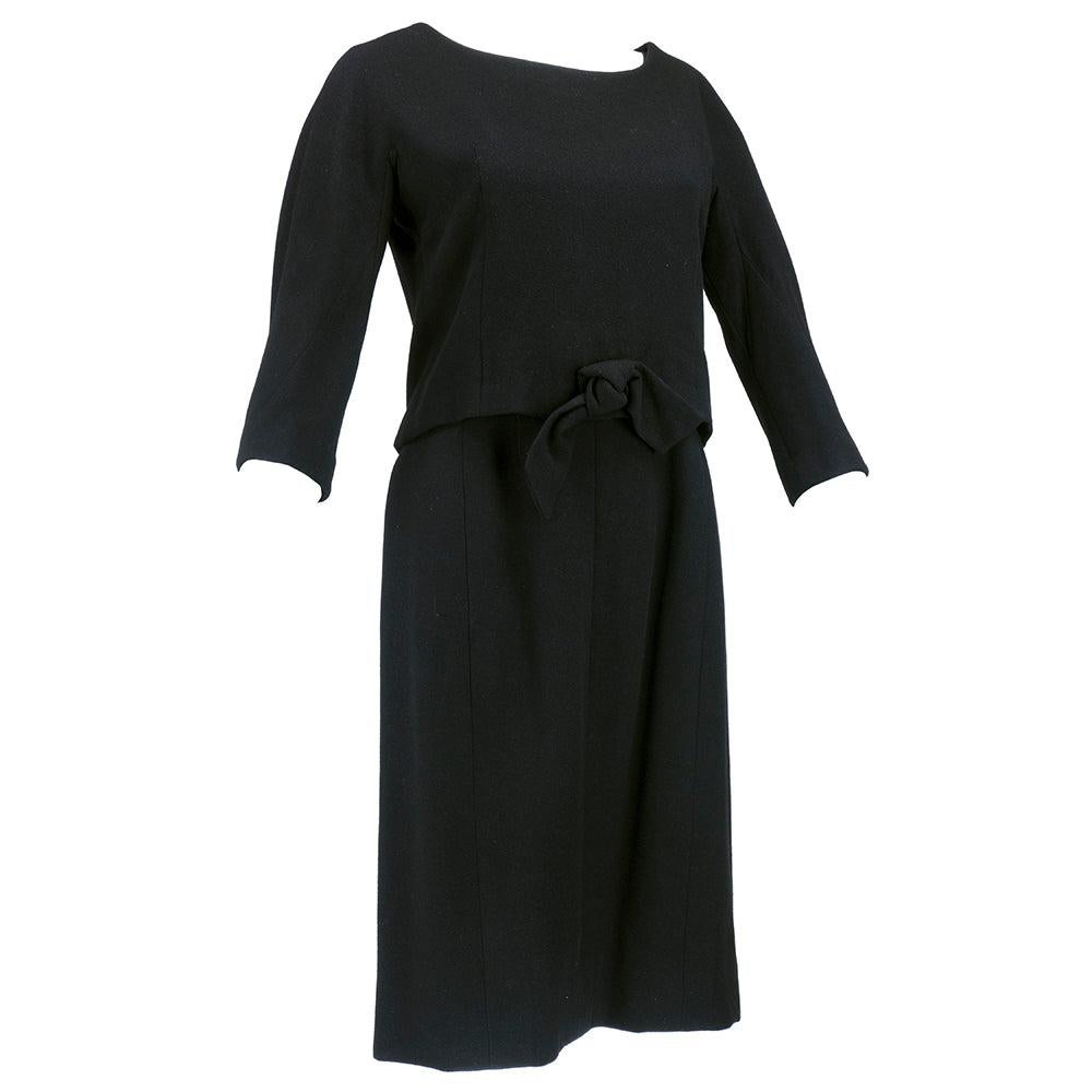 Robe d'après-midi classique de Christian Dior, vers le début des années 1960. Le dessous de la robe est composé d'un haut avec fermeture à crochets et yeux, avec une légère décoloration sous les bras, et d'une jupe droite boutonnée sur le devant. La