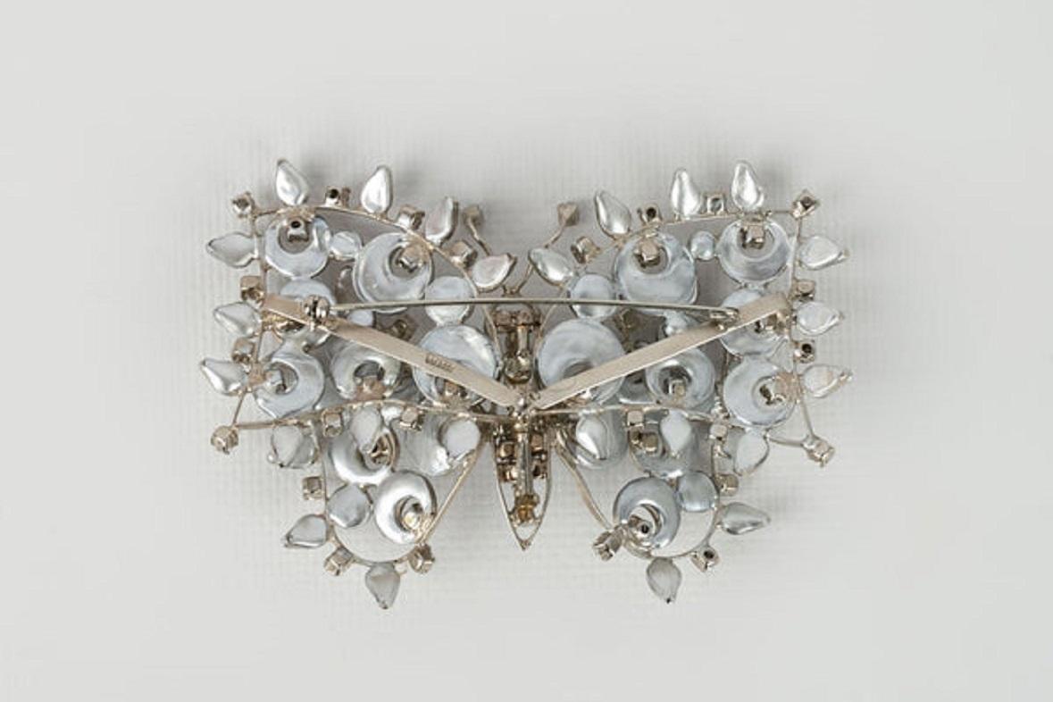 Yves Saint Laurent - Haute Couture brooch featuring an openwork silver butterfly paved with rhinestones. Jewel made by Maison Gripoix for Dior Haute Couture, unsigned. Collection 1970s.

Additional information:
Dimensions: 10 W x 6 H cm
Condition: