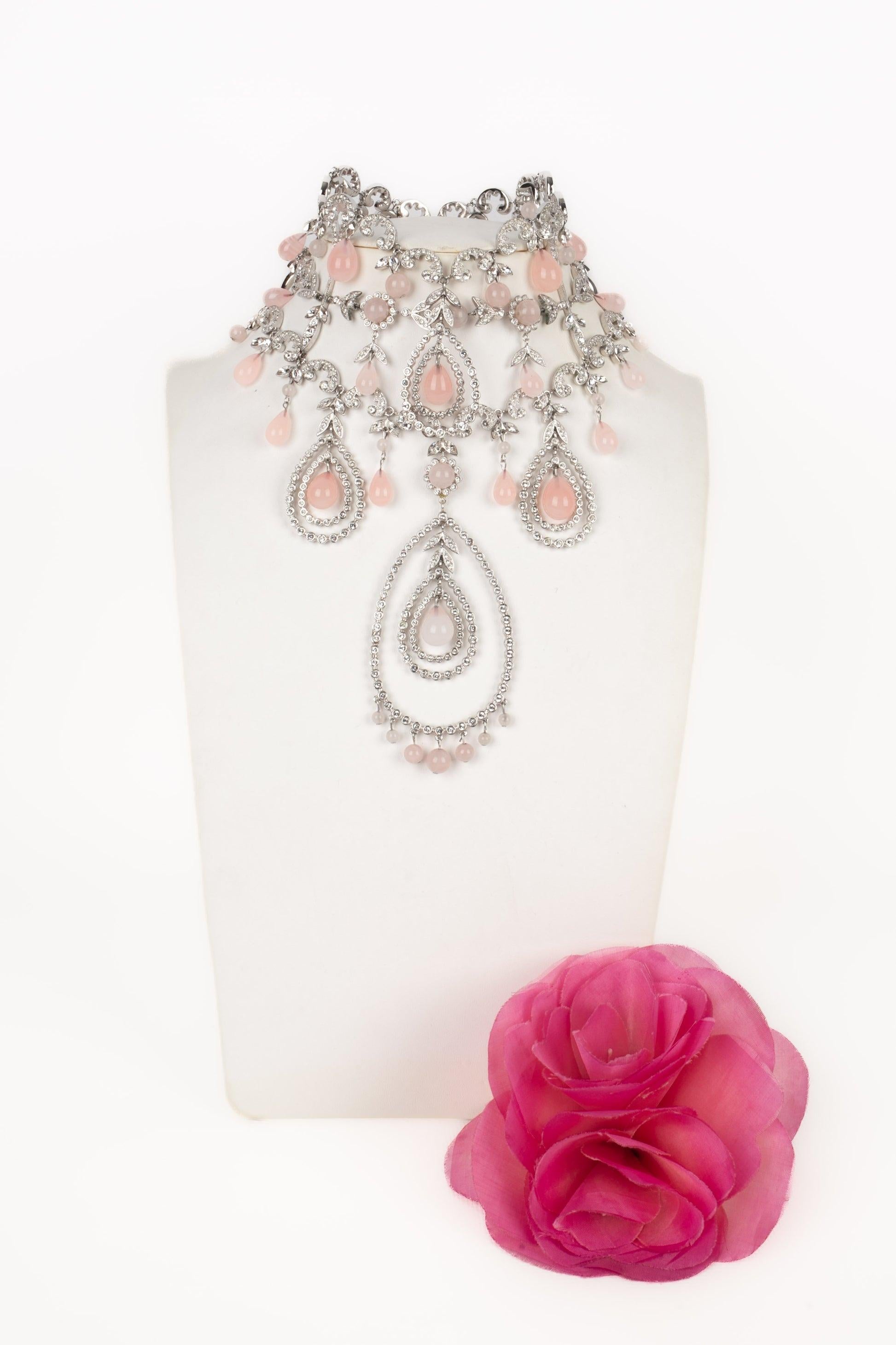 Dior - (Made in France) Amazing silvery metal necklace with Swarovski rhinestones and pink glass pearls. 2004-2005 Fall-Winter Haute Couture Collection under the artistic direction of John Galliano.

Additional information:
Condition: Very good