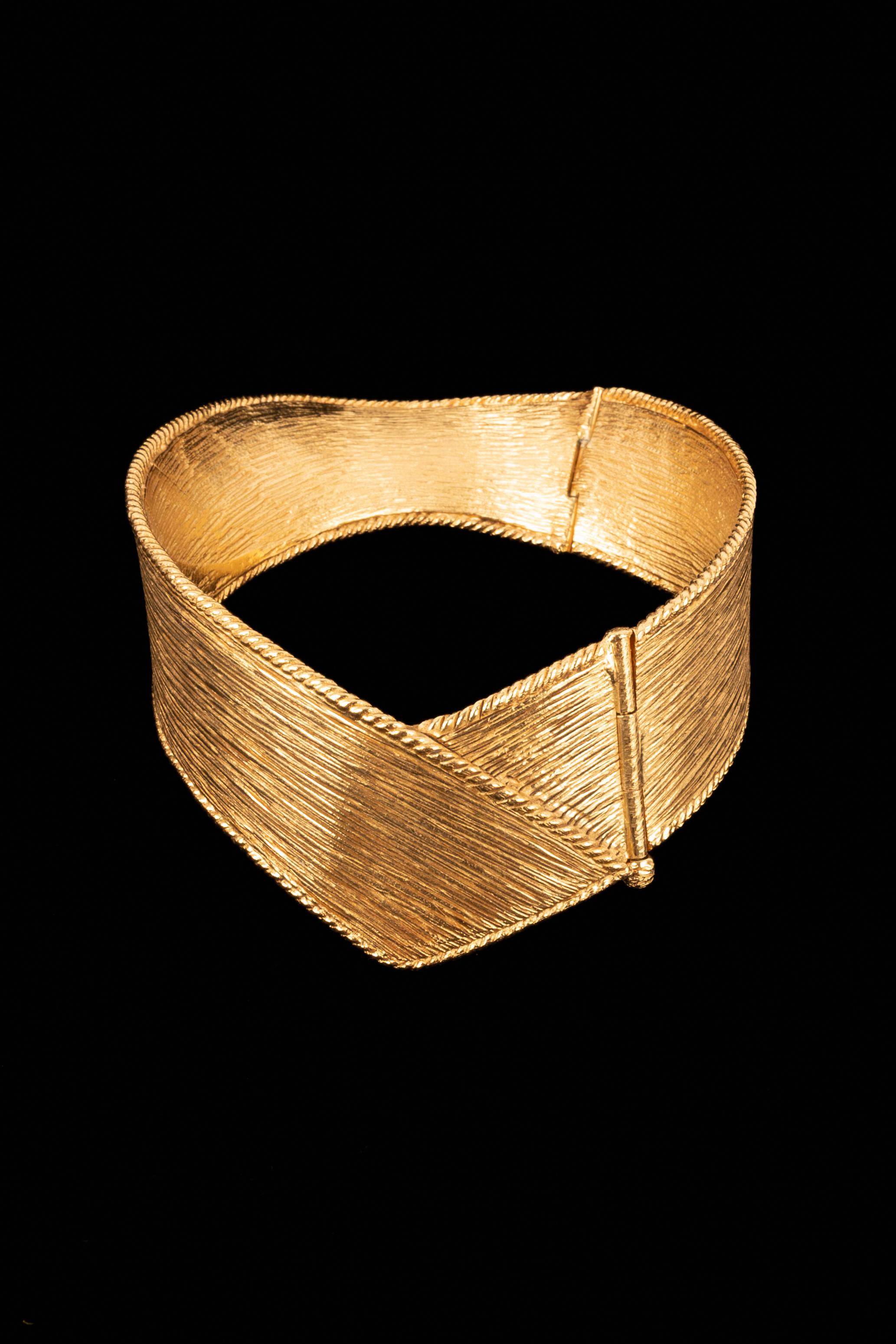 DIOR -(Made in France) Golden metal choker necklace. 1993 Spring-Summer Haute Couture Collection under the artistic direction of Gianfranco Ferré.

Condition:
Very good condition

Dimensions:
Circumference: 33 cm - Width: 4 cm

SKU:CB159