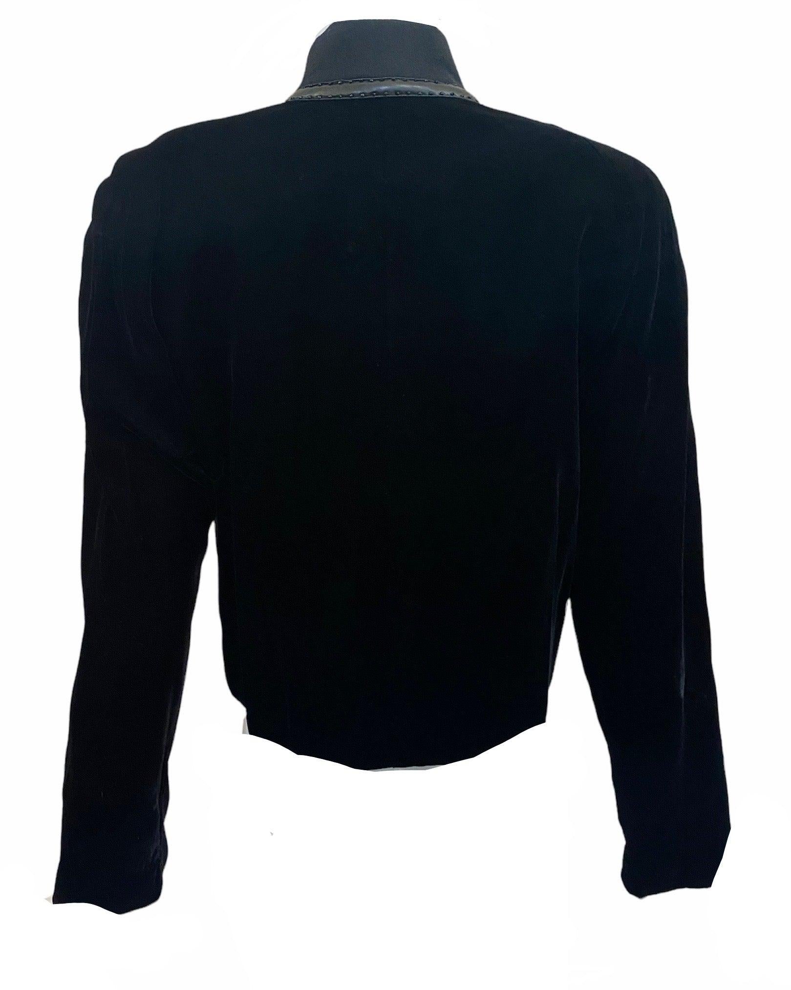 Veste haute couture de très belle facture, probablement réalisée par Gianfranco Ferre pour Christian Dior vers le milieu des années 1980. Dramatique veste noire en 100% laine et soie avec manches en velours. Appliqué d'une garniture en cuir
