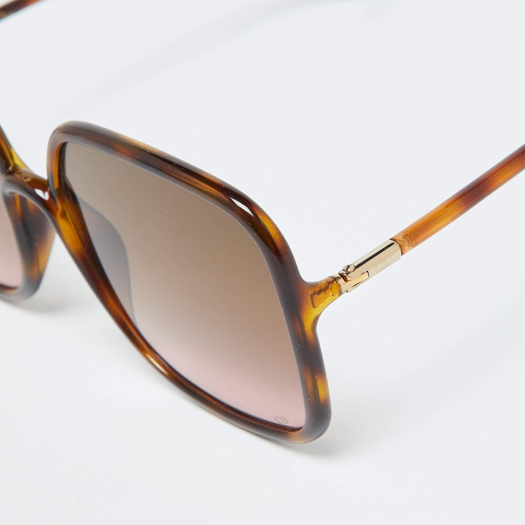 A stylish pick for sunny days these Dior sunglasses will add an extra edge to your outfits. This chic accessory is made from quality materials and has gold tone inserts. The brand detailing on the temples lends it a recognizable accent.