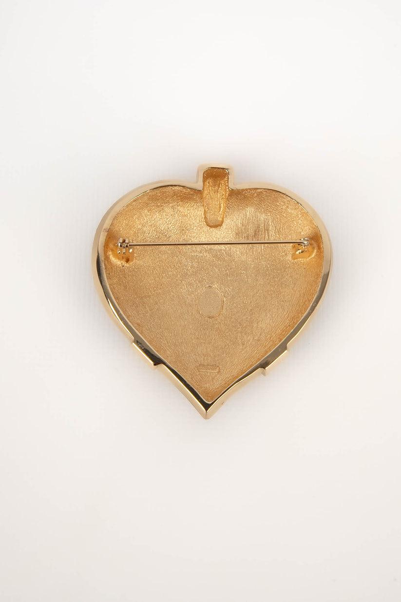 Dior - (Fabriqué en France) Broche en métal doré émaillé noir avec cœur en strass.

Informations complémentaires :
Condit : Très bon état.
Dimensions : 6 cm x 7 cm : 6 cm x 7 cm

Référence du vendeur : BR38
