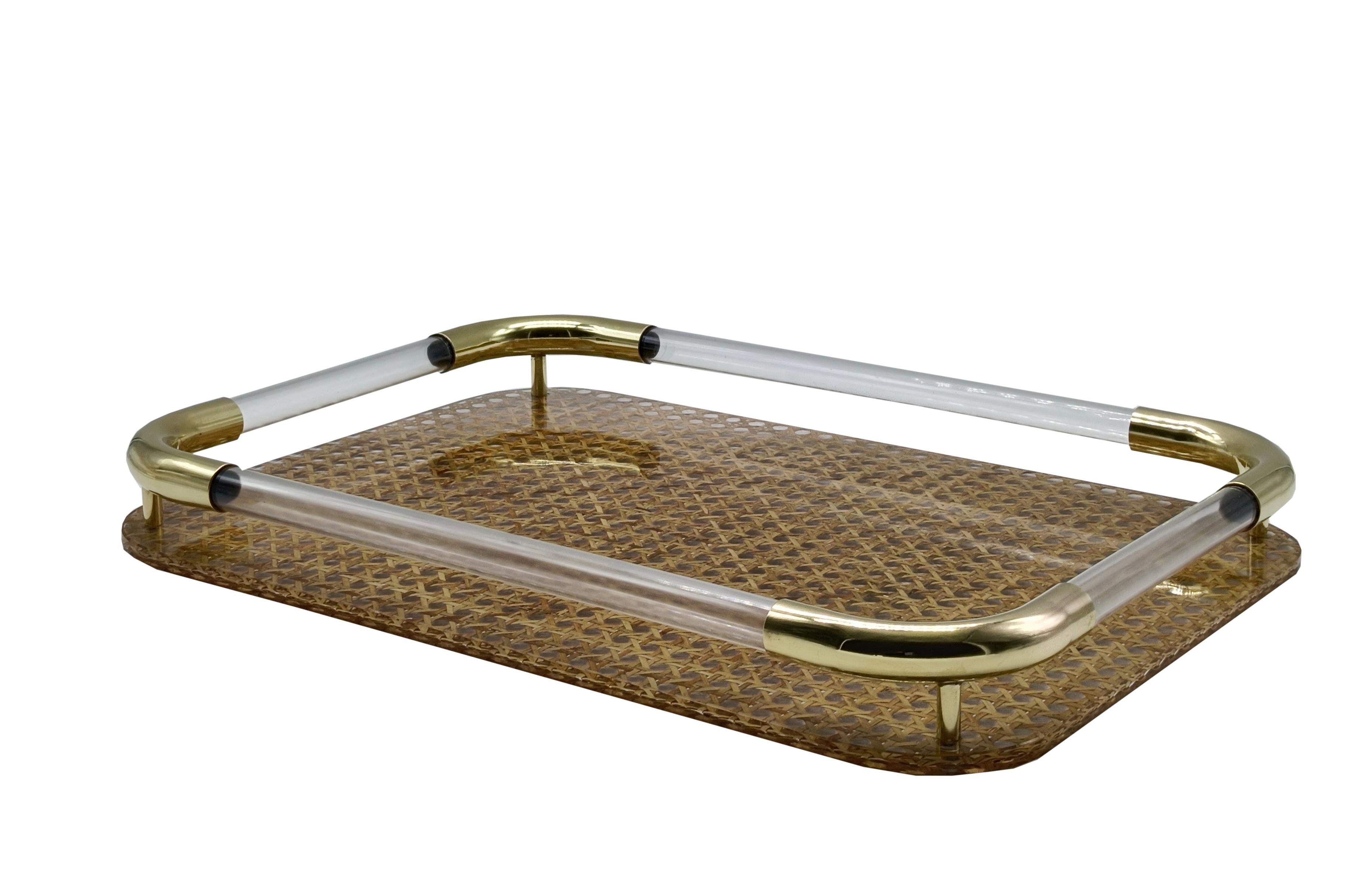 Mid-Century moderno Dior Home Attr. Vassoio in Ottone, Lucite e Paglia di Vienna, Italia 1970s in vendita