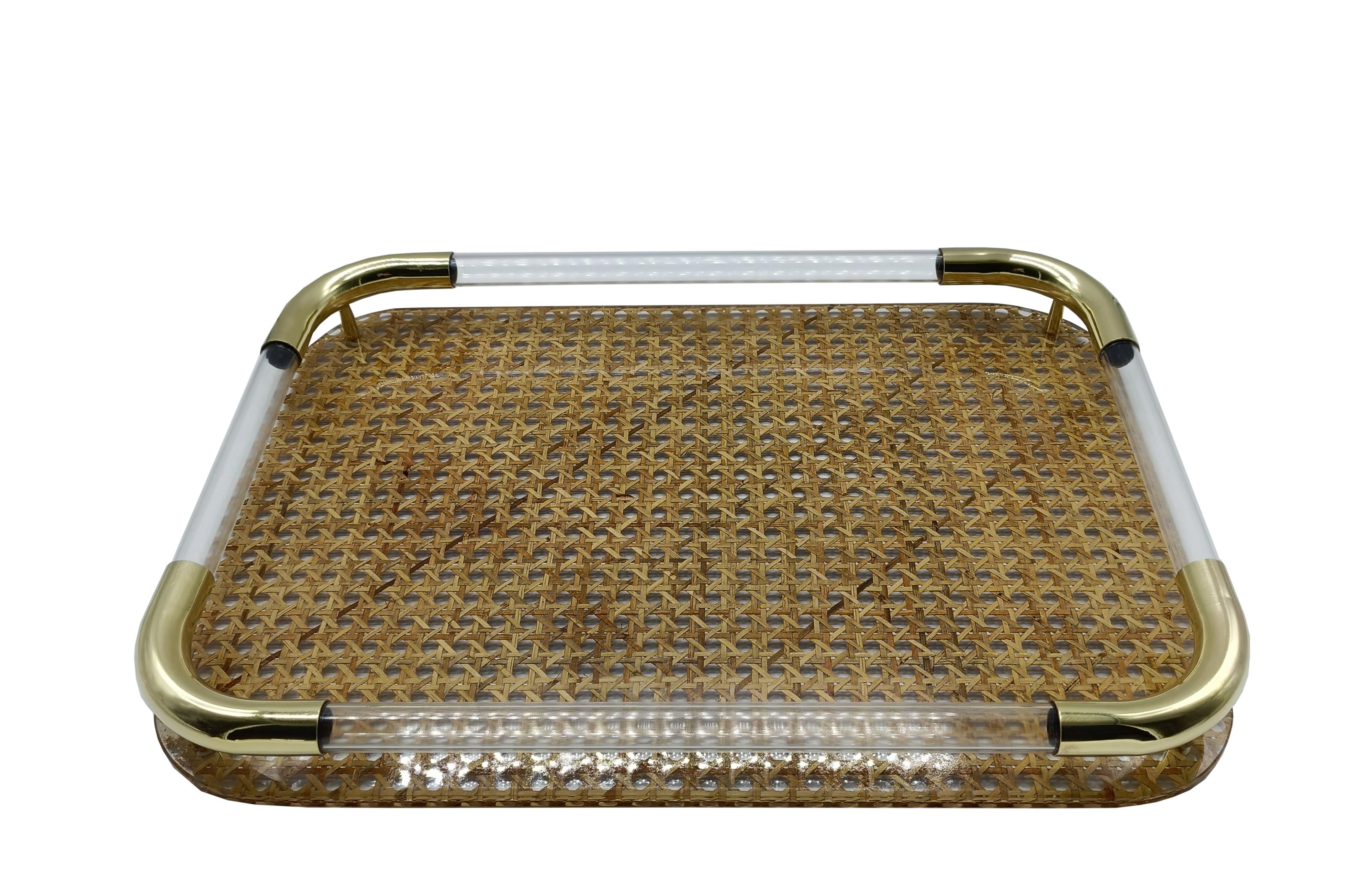 Italian Dior Home Attr. Vassoio in Ottone, Lucite e Paglia di Vienna, Italia 1970s in vendita