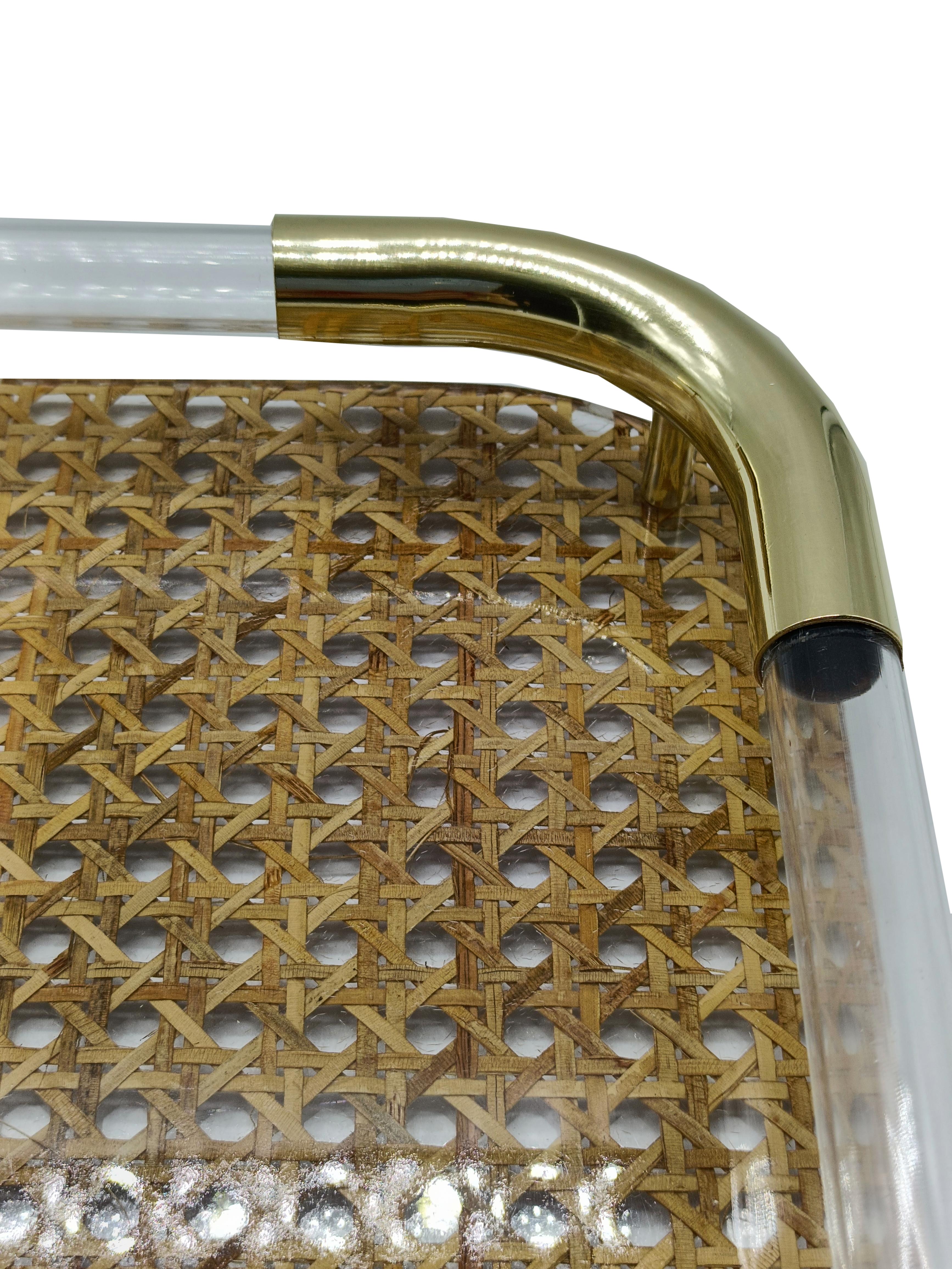 Dior Home Attr. Vassoio in Ottone, Lucite e Paglia di Vienna, Italia 1970s In condizioni buone in vendita a Naples, IT