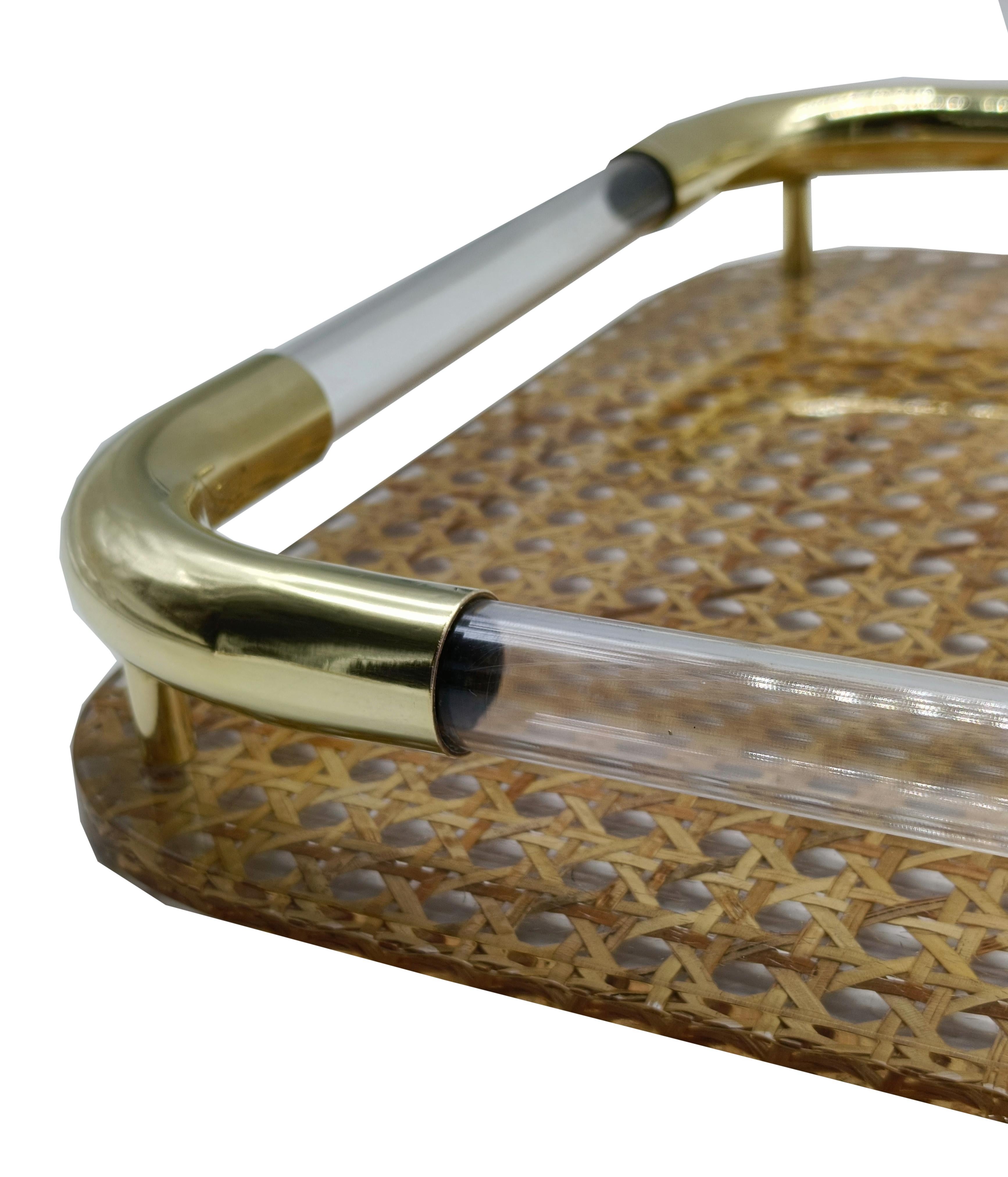Late 20th Century Dior Home Attr. Vassoio in Ottone, Lucite e Paglia di Vienna, Italia 1970s in vendita