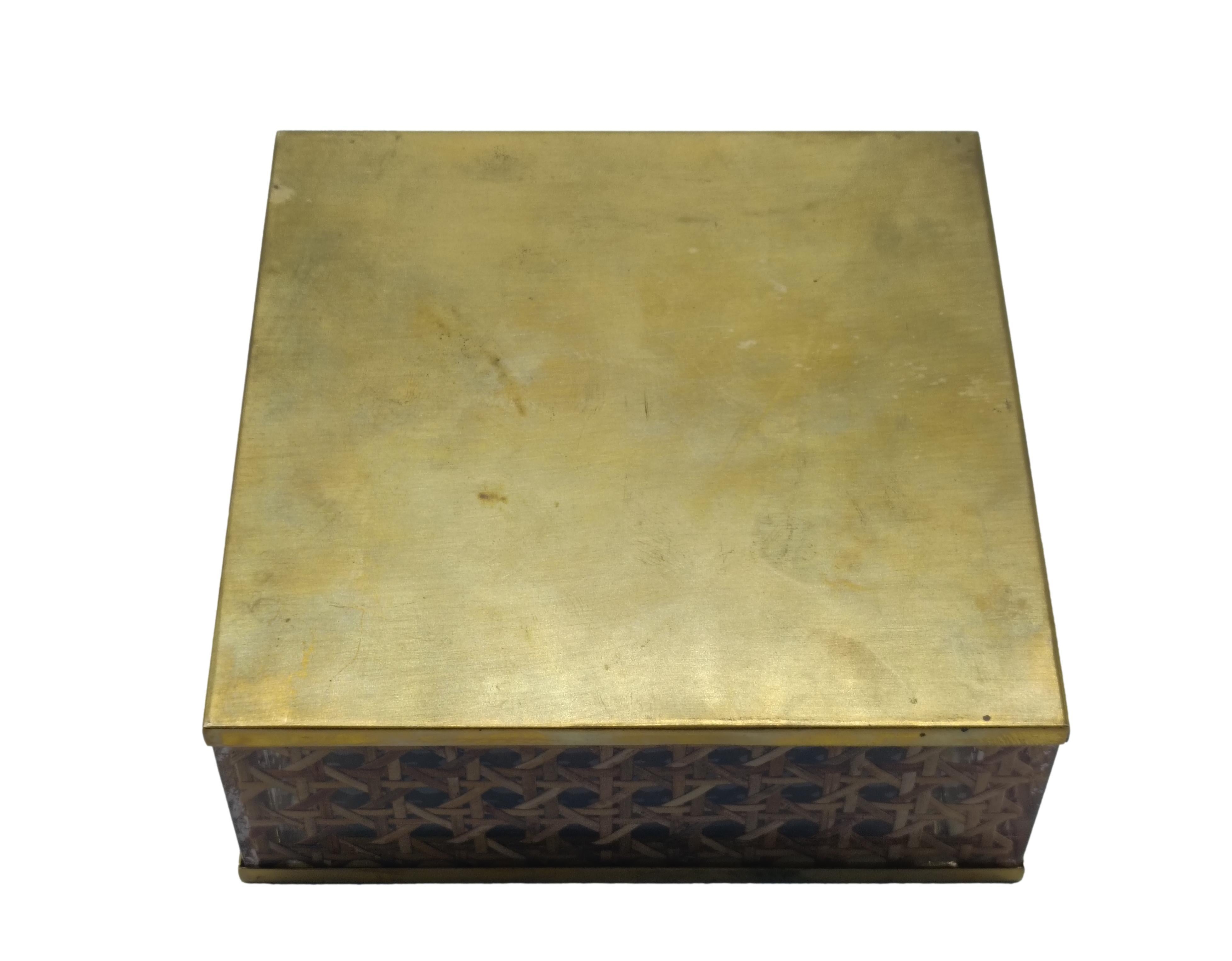 Raffiniertes italienisches Posacenere aus Lucite, Paglia di Vienna und Ottone, 70er Jahre, Design nach Gabriella Crespi für Dior Home. Dieses elegante Stück vereint eine 