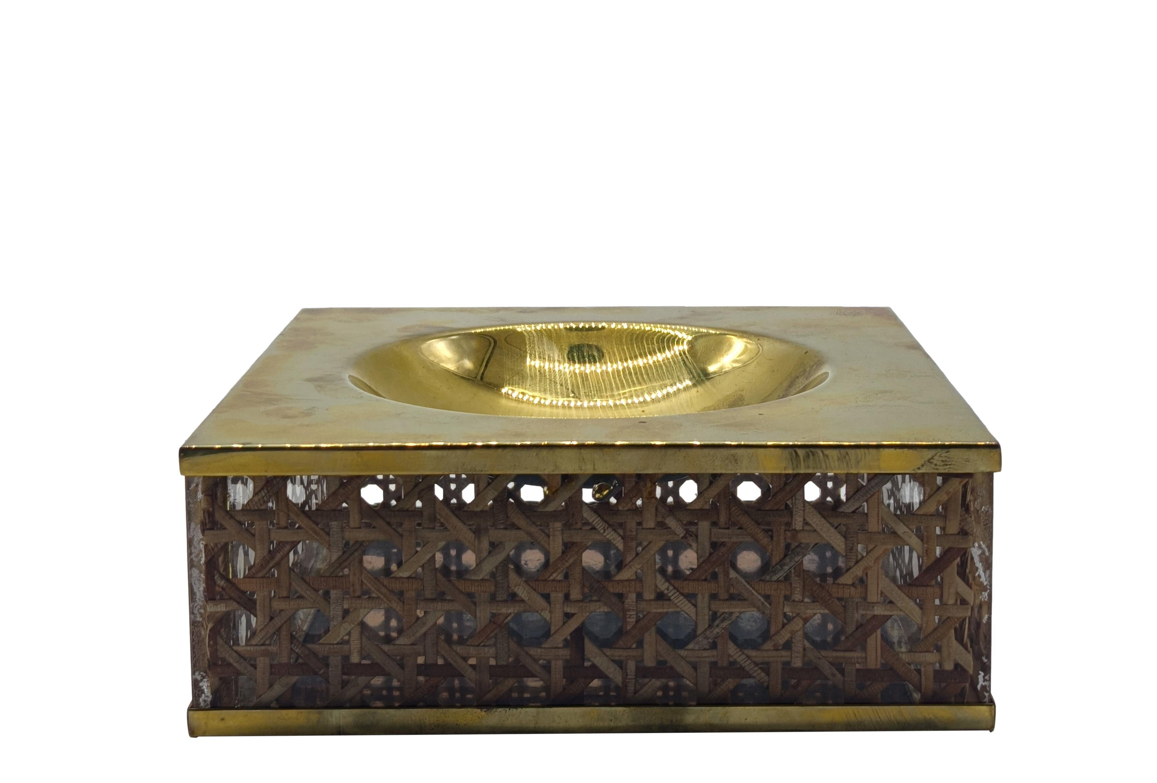 Dior Home Attribut. Posacenere in Vetro Acrilico, Ottone e Paglia di Vienna (Moderne der Mitte des Jahrhunderts) im Angebot