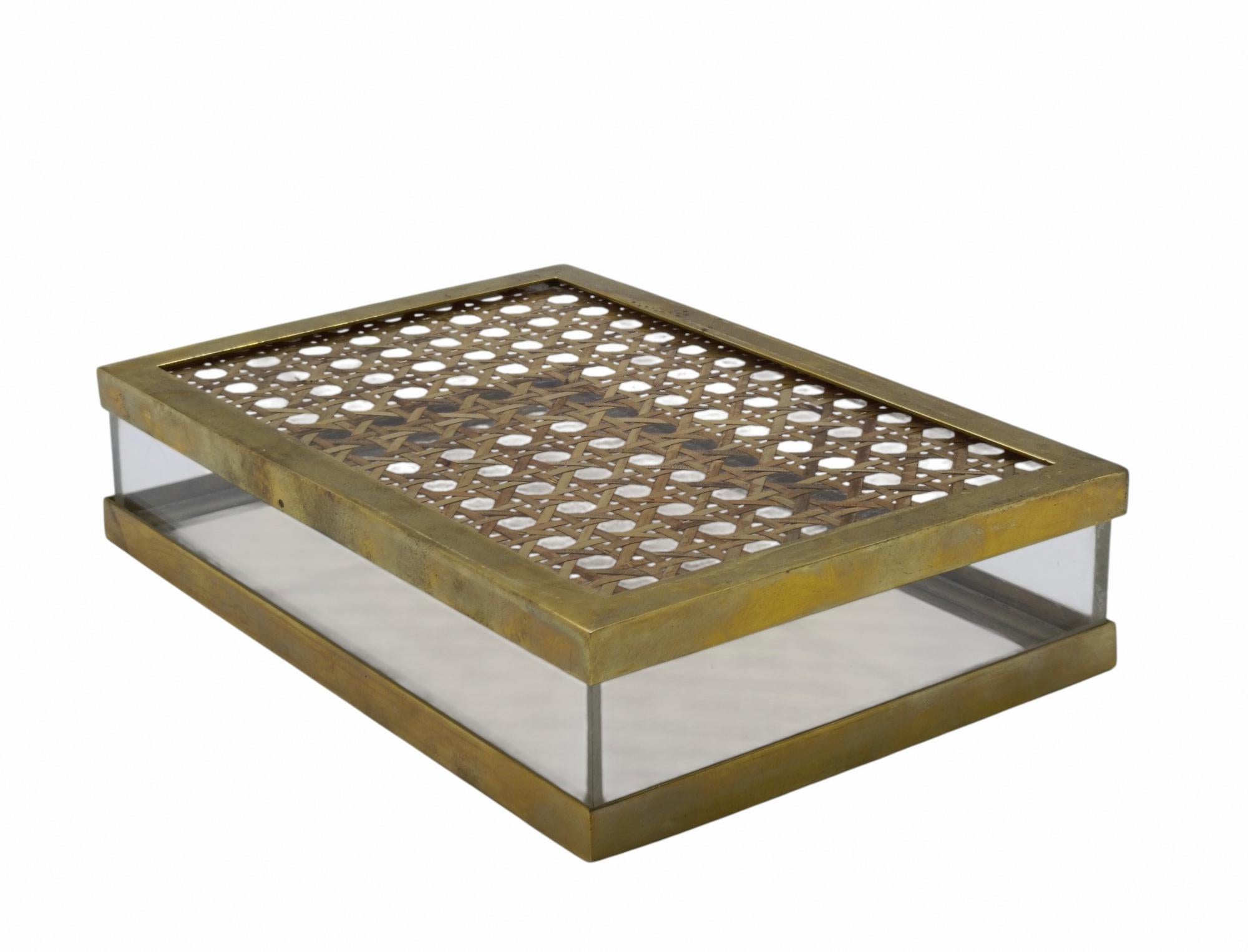 Una bella scatola rettangolare prodotta in Italia alla maniera di Dior Home, in buone condizioni generali. Die Forma rettangolare della scatola è un richiamo alla semplicità geometrica spesso presente nel design modernista. Was diesem Stück jedoch