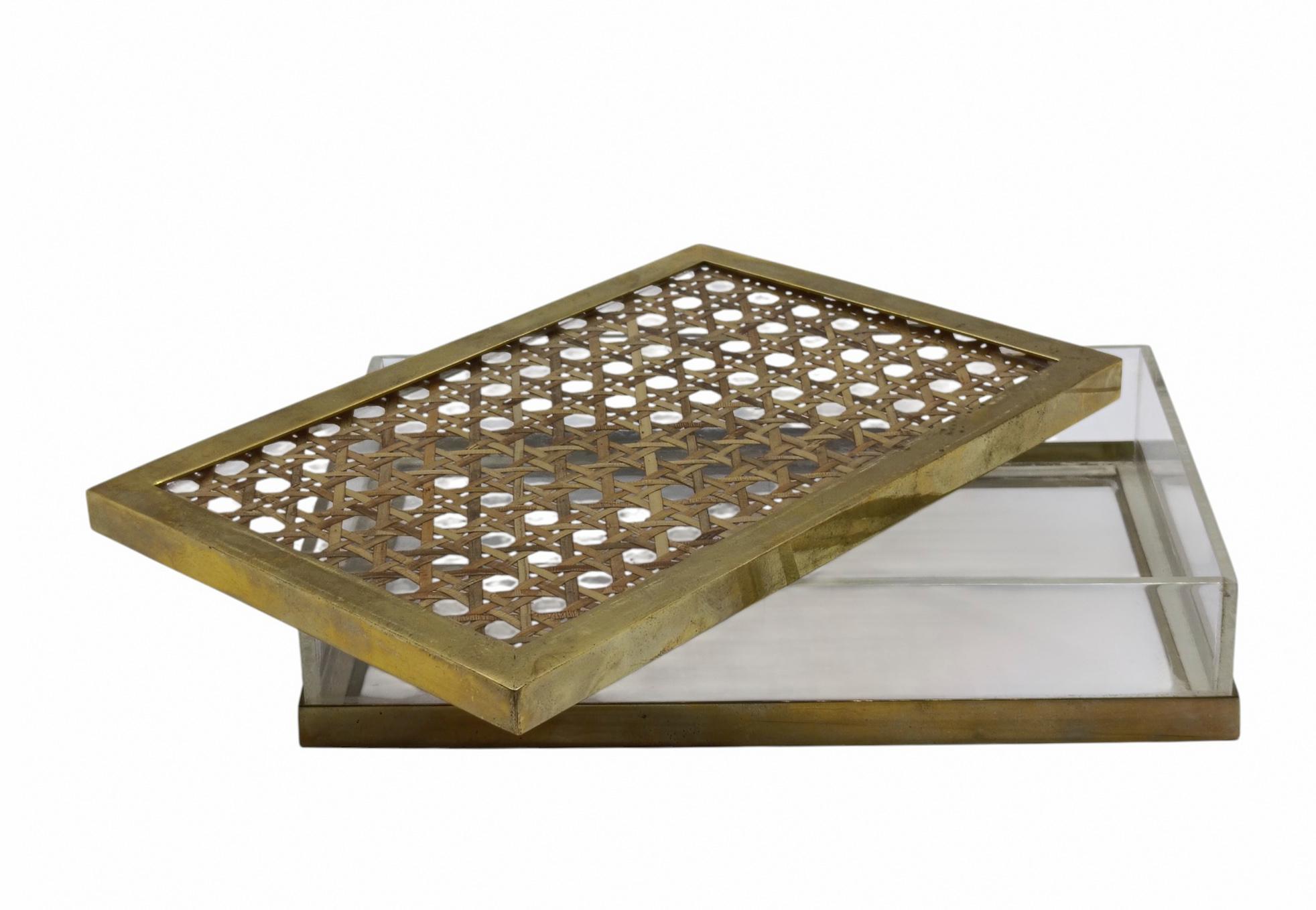 Dior Home Attribut. Scatola in Lucite, Ottone e Paglia di Vienna, Italien 1970er Jahre (Moderne der Mitte des Jahrhunderts) im Angebot