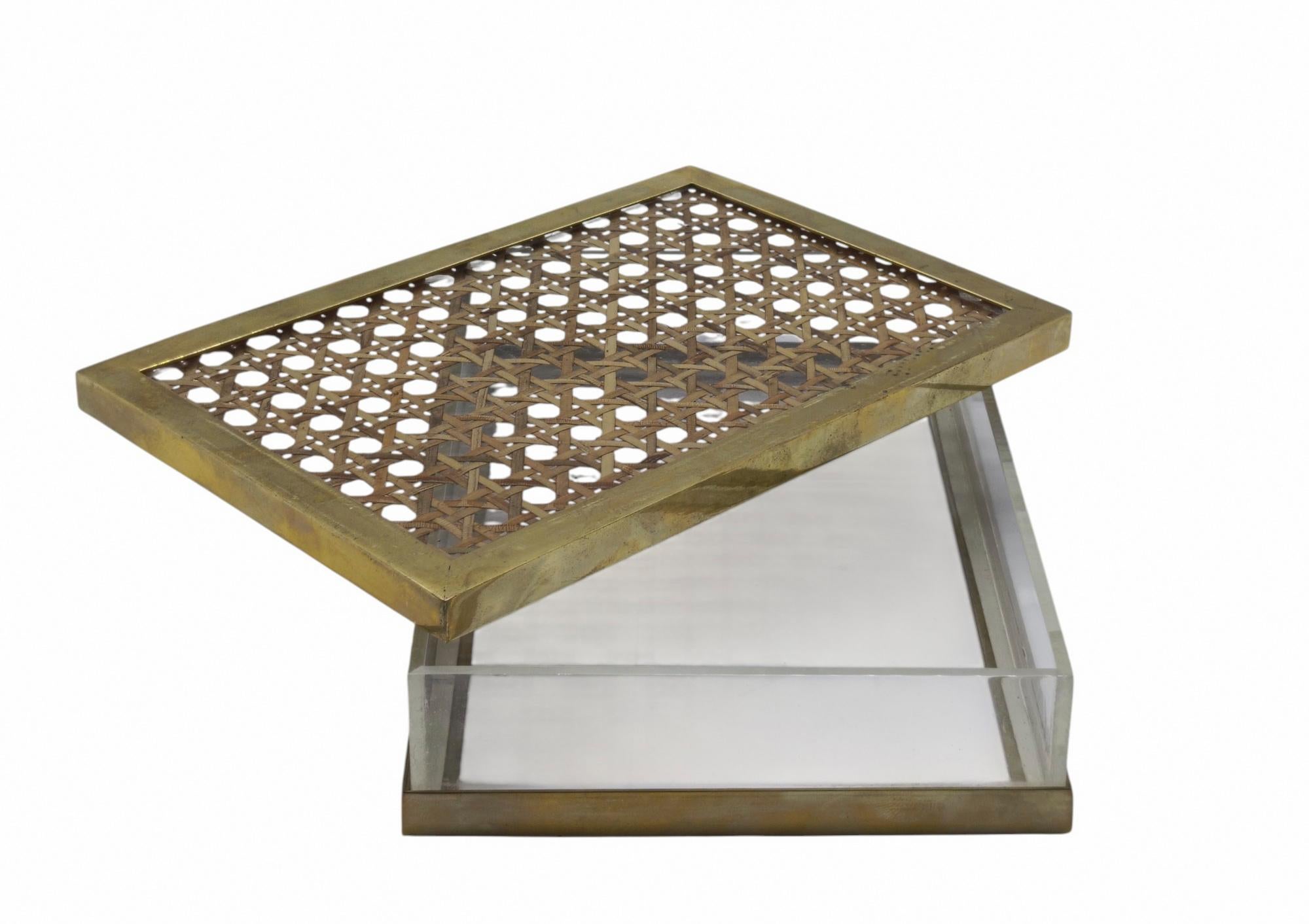 Dior Home Attribut. Scatola in Lucite, Ottone e Paglia di Vienna, Italien 1970er Jahre (Italienisch) im Angebot