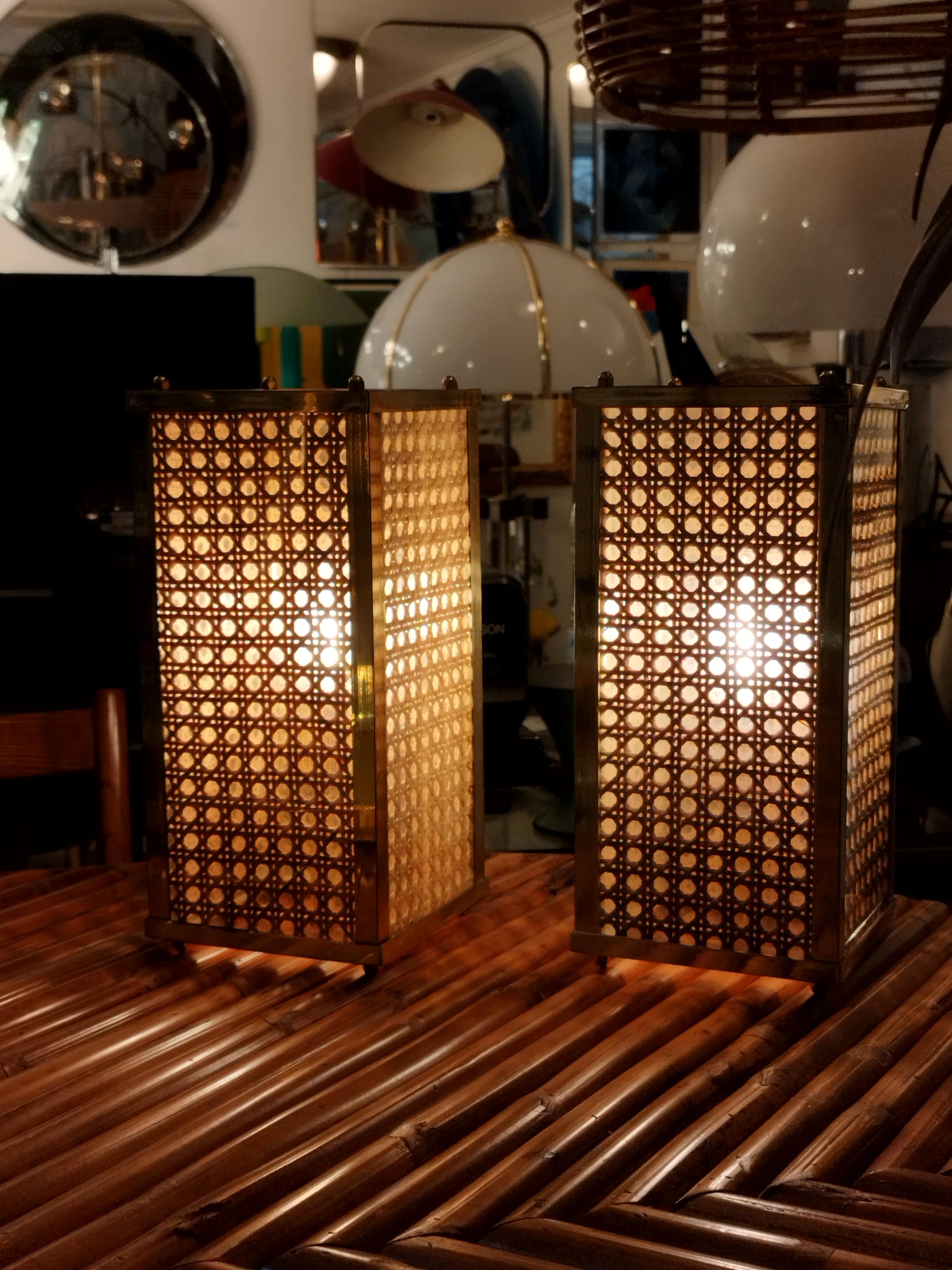 Dior Home Style Pair of Brass, Lucite and Vienna Woven Cane Table Lamps, 1970s In Good Condition For Sale In Naples, IT