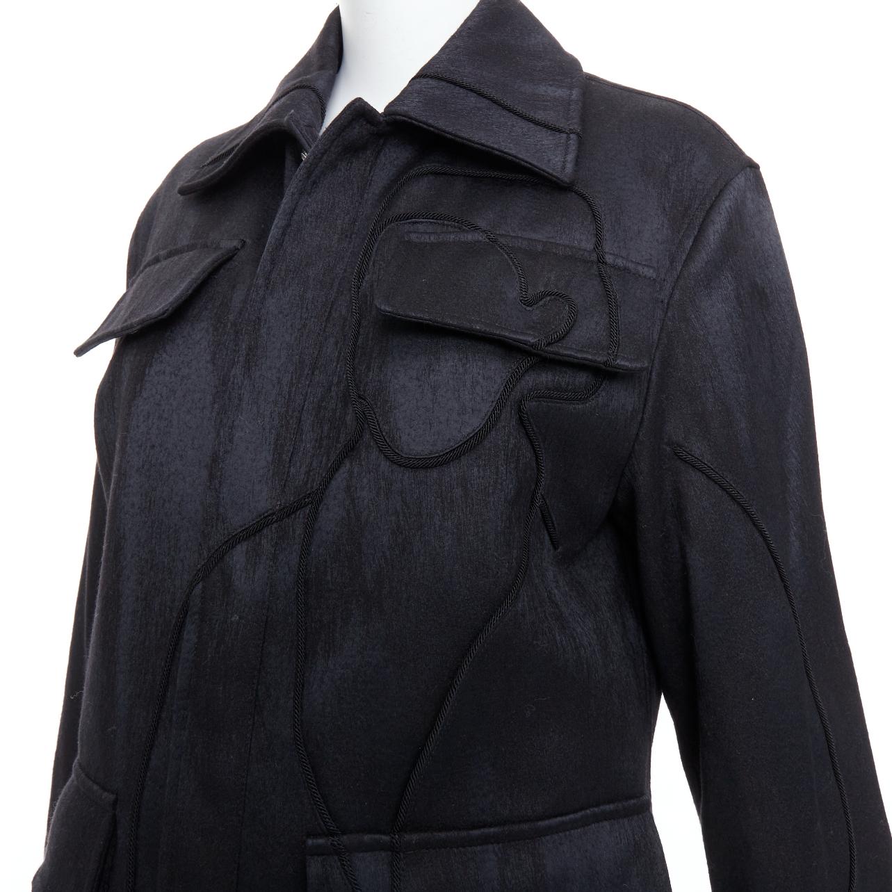 DIOR HOMME AMOAKO BOAFO apliques negros silueta patchwork chaqueta safari FR44 XS
Referencia: JACG/A00256
Marca: Dior
Diseñadora: Kim Jones
Colección: Homme X Amoako Boafo
Material: Lana virgen, mezcla
Color: Negro
Patrón: Sólido
Cierre: Botones a