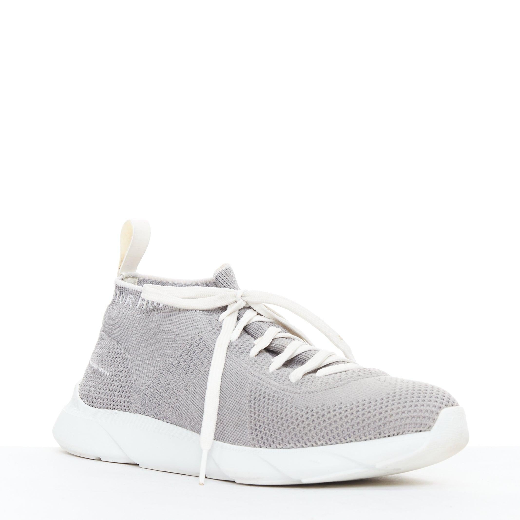 DIOR HOMME B21 Sockes Baskets basses en dentelle avec logo gris et blanc
Référence : JACG/A00185
Marque : Dior
Collectional : HOMME
Matériau : Tissu
Couleur : Gris, Whiting
Motif : Solide
Fermeture : Up&Up
Doublure : Tissu gris
Détails