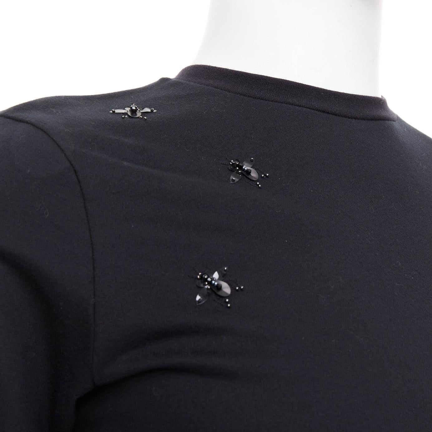 DIOR HOMME - Felpa girocollo con paillettes a forma di ape XS
Riferimento: GEGG/A00043
Marchio: Dior
Collection'S: Homme
Materiale: Cotone
Colore: nero
Modello: Tinta unita
Chiusura: Pullover
Dettagli extra: Dettagli sulle api impreziositi da