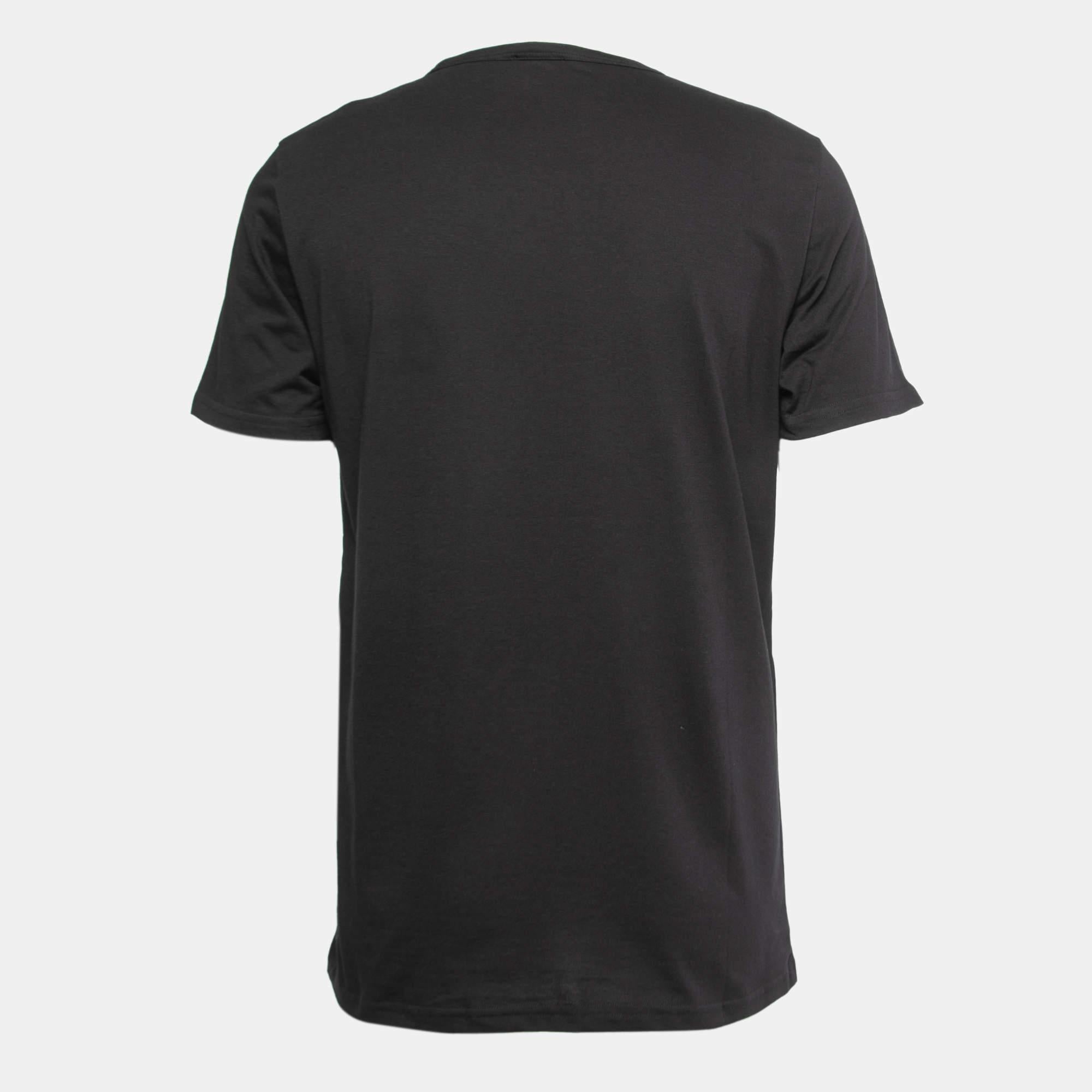 A perfect combination of comfort, luxury, and style, this designer t-shirt is a must-have piece! Made from quality materials, the creation can be styled with denim pants and sneakers for a cool look.

Includes: Original Pouch, Brand Tag
